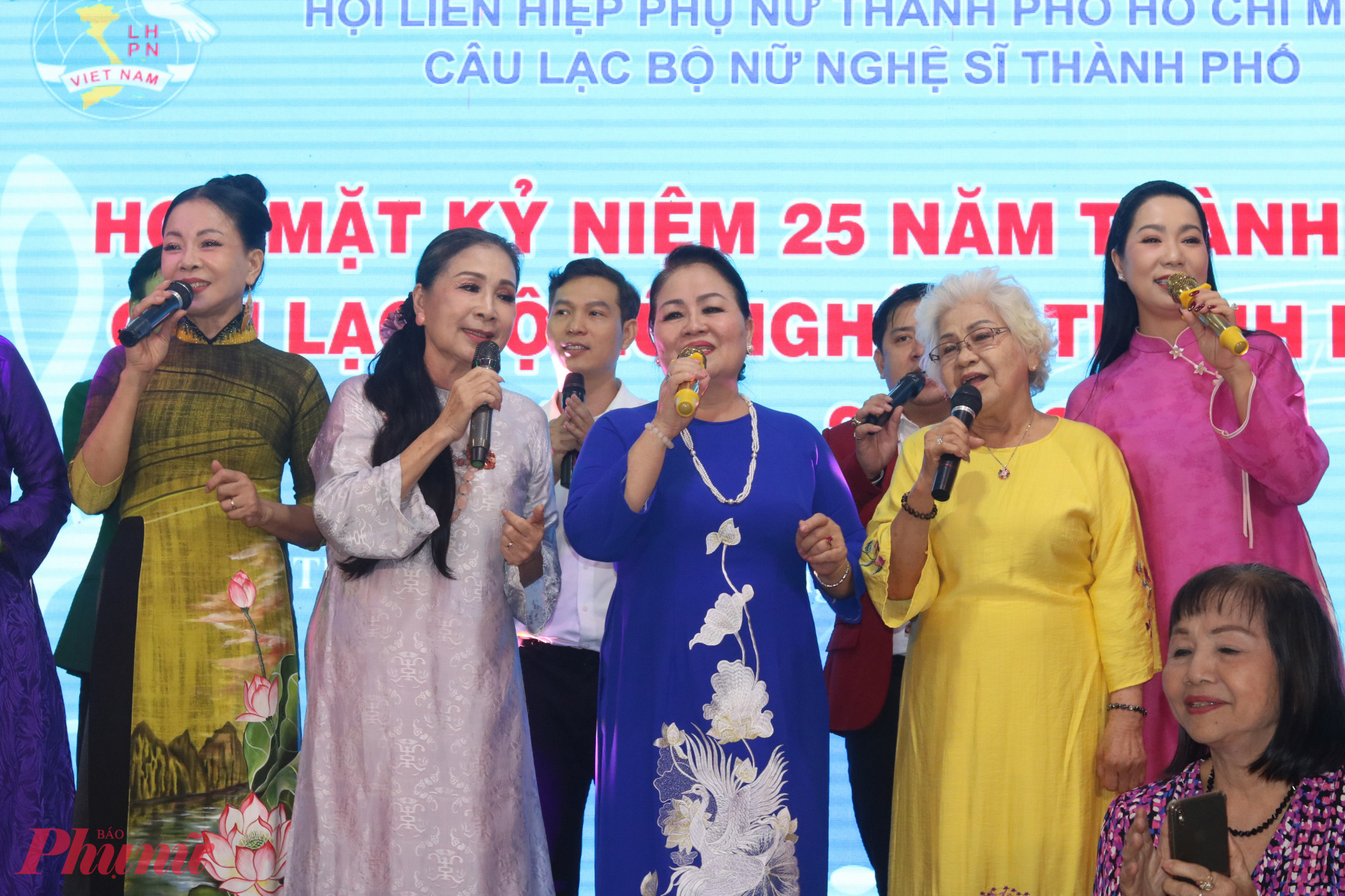 Các nữ nghệ sĩ cùng hòa giọng trong ca khúc Chúc mừng sinh nhật, mừng CLB bước vào tuổi 25 - Ảnh: Mẫn Nhi 