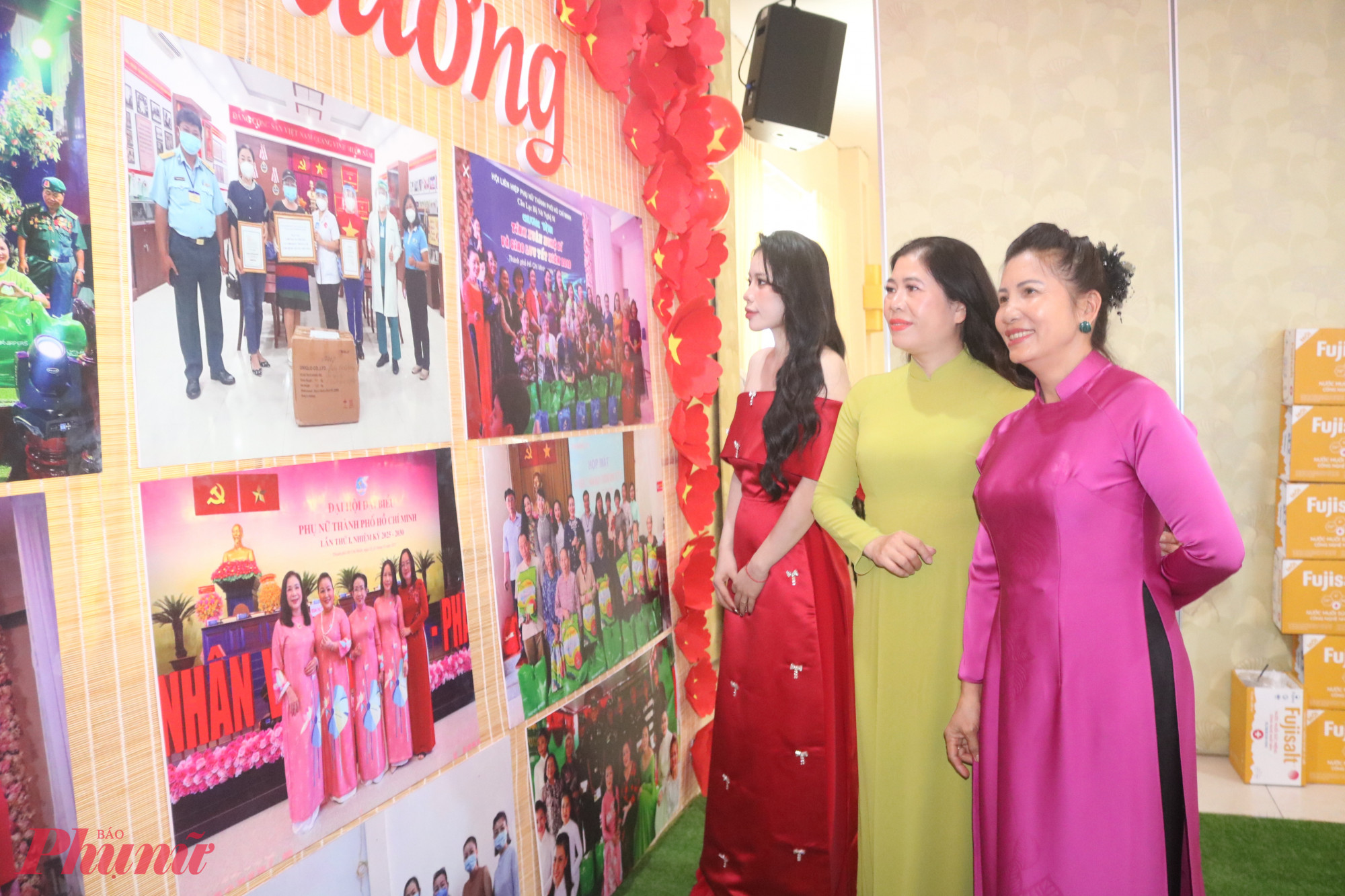 Đại biểu tham quan không gian triển lãm hình ảnh ghi lại hành trình 25 năm của CLB Nữ nghệ sĩ - Ảnh: Mẫn Nhi