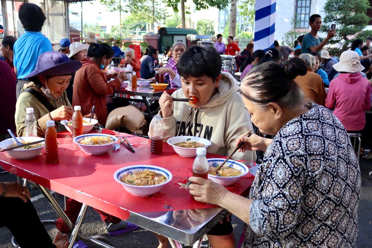 Người dân thưởng thức các suất ăn miễn phí.
