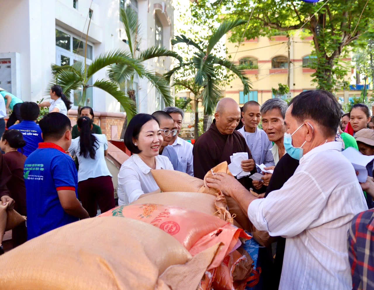 Bà Nguyễn Thu Cúc - Bí thư Đảng ủy, Chủ tịch HĐND phường Thủ Dầu Một (thứ hai từ trái sang) trao quà cho người khó khăn