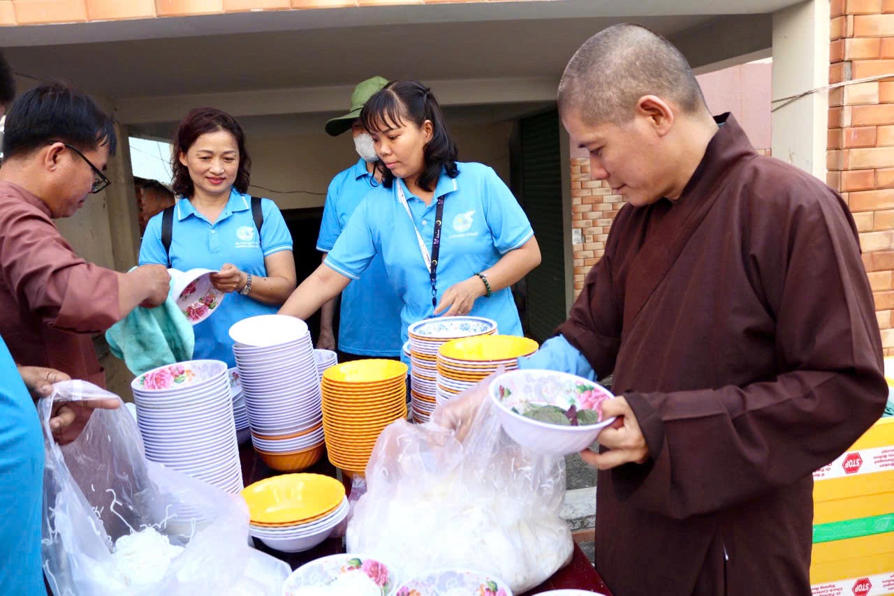  Hội viên phụ nữ và các mạnh thường quân đang chuẩn bị các suất ăn yêu thương.