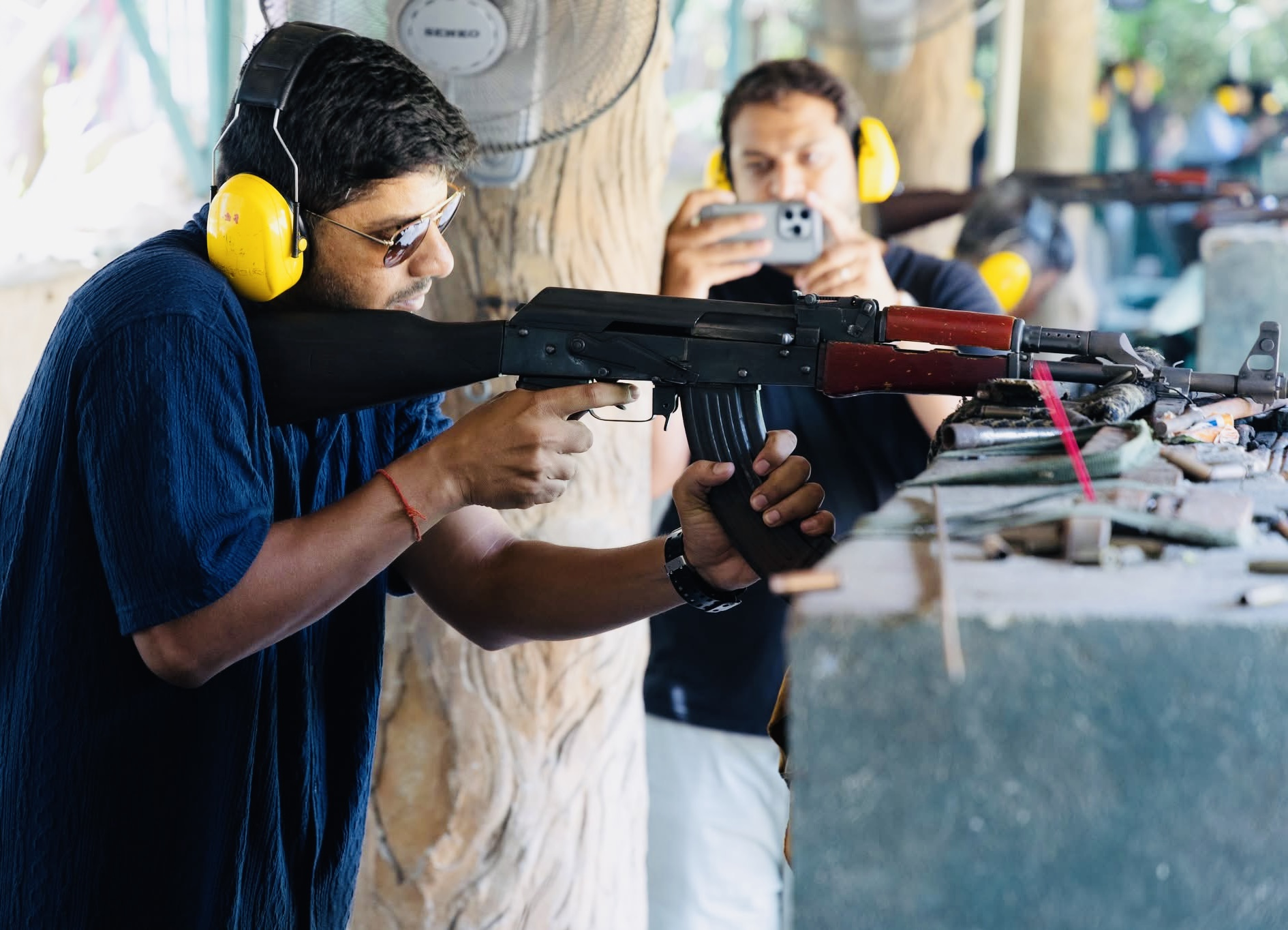 Củ Chi cũng có hoạt động bắn súng thật hút khách. Ảnh: H.T