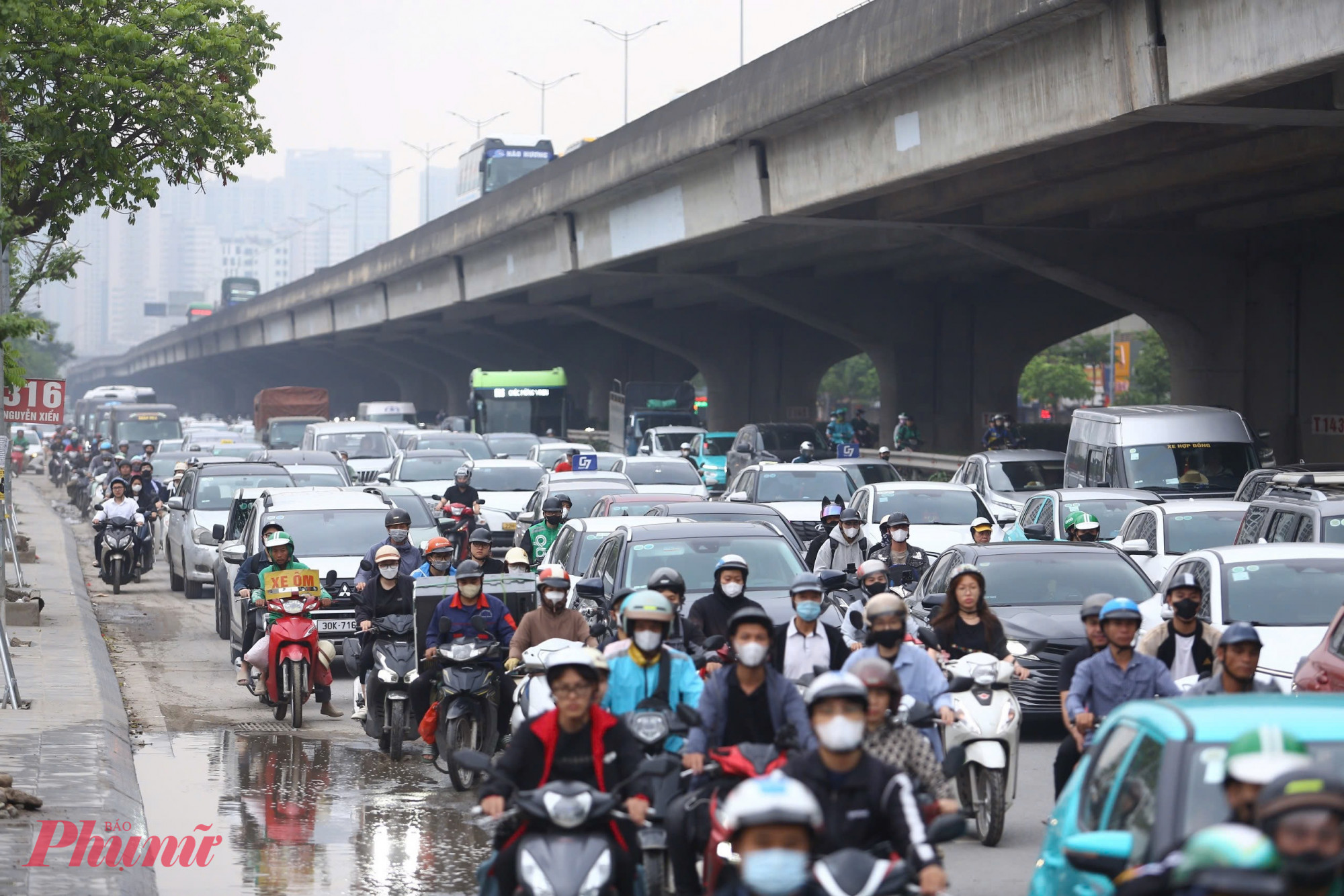 Theo ghi nhận, giao thông Hà Nội hôm nay ùn ứ kéo dài do lượng lớn người dân rời Thủ đô về quê nghỉ lễ.