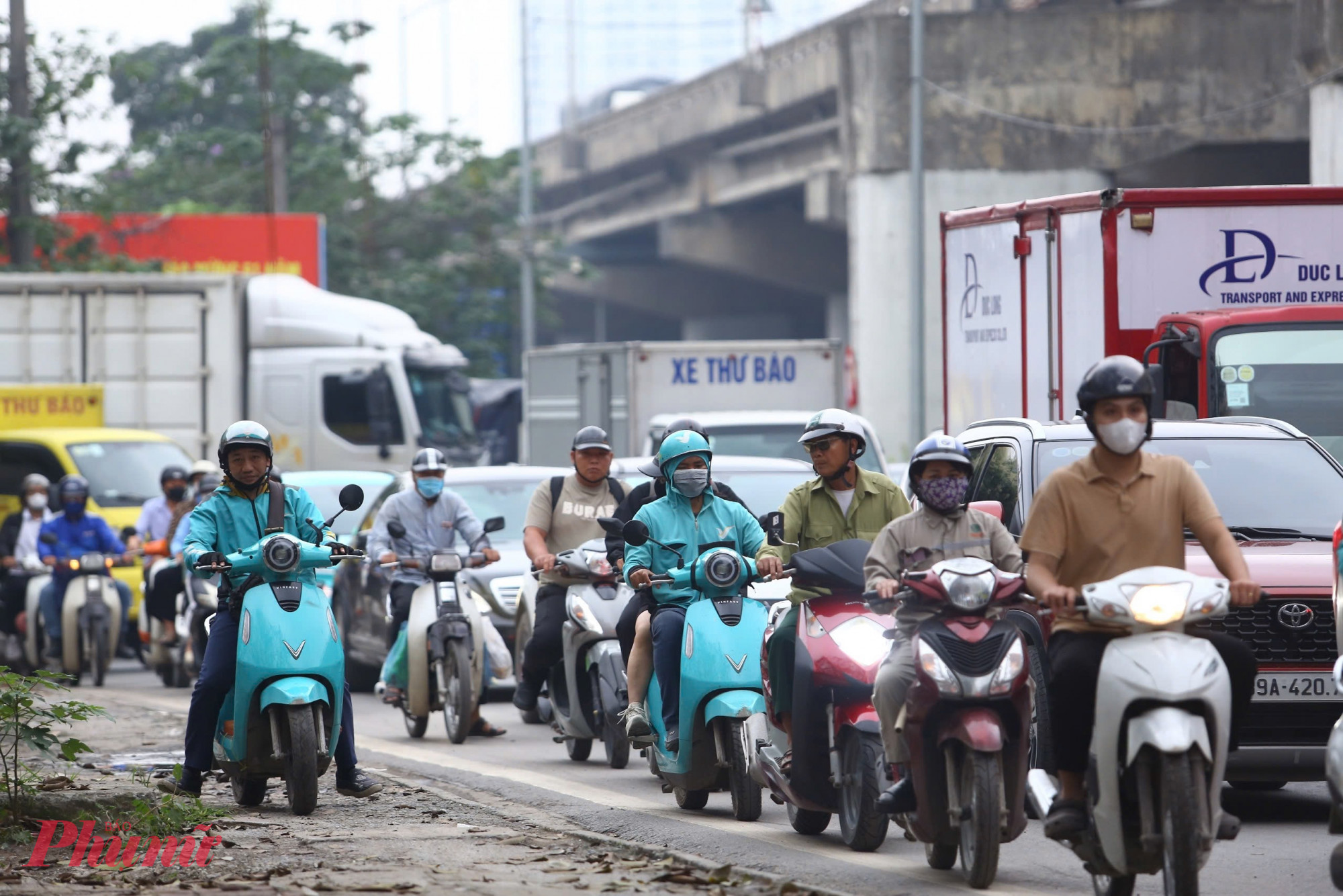 Càng về chiều tối, lượng phương tiện càng tăng cao.