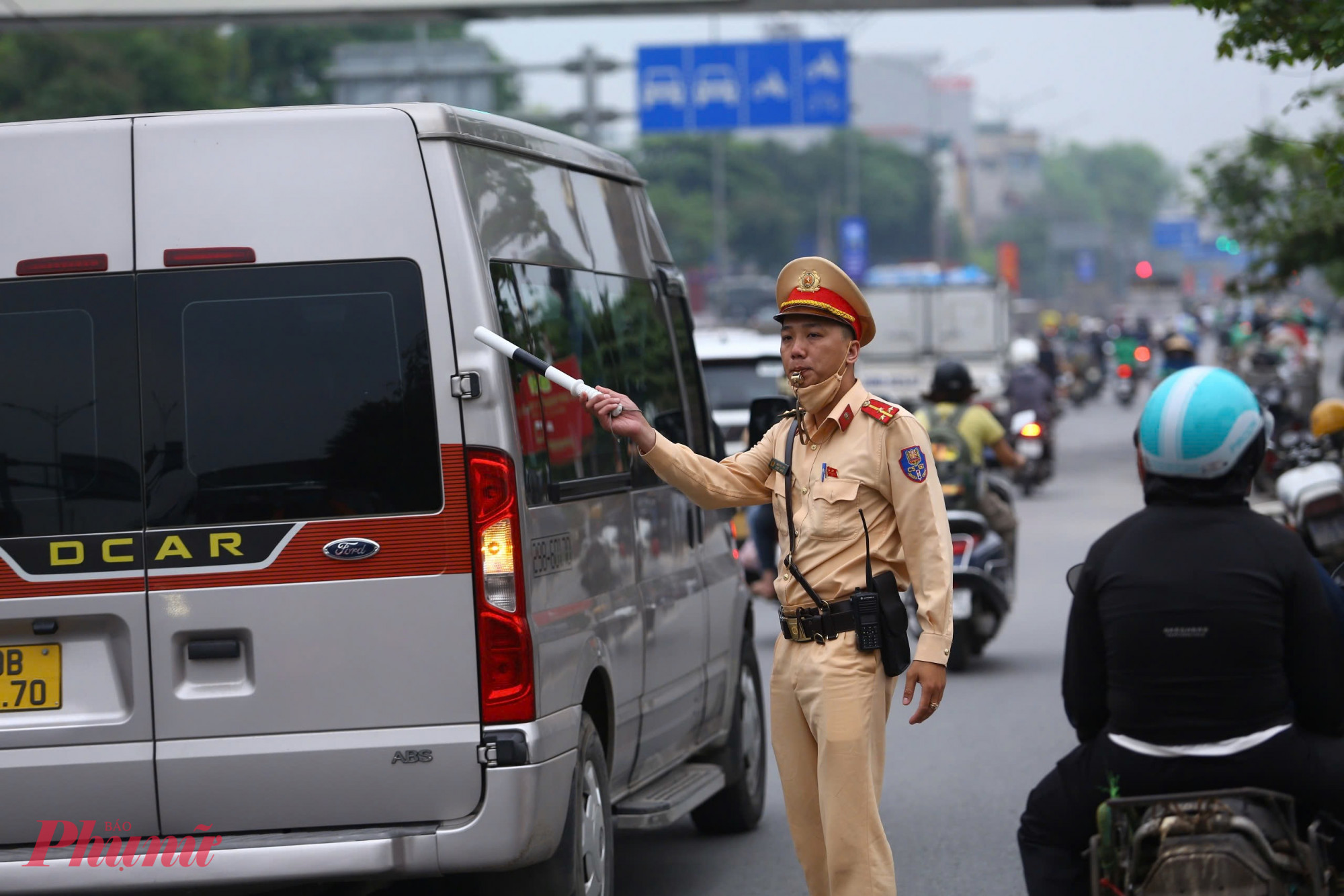 Cơ quan chức năng nhận định, lượng phương tiện rời thành phố về quê nghỉ lễ sẽ tiếp tục gia tăng vào sáng mai (25/4). Lực lượng CSGT khuyến cáo người dân, trong dịp nghỉ lễ kéo dài 3 ngày, cần chấp hành quy định về tốc độ, đi đúng làn đường và đặc biệt không sử dụng rượu, bia khi tham gia giao thông.