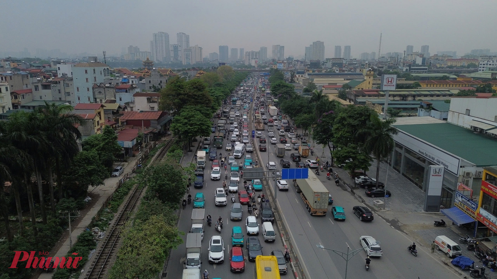 Xe máy len lỏi giữa dòng ô tô, chật vật khi di chuyển.