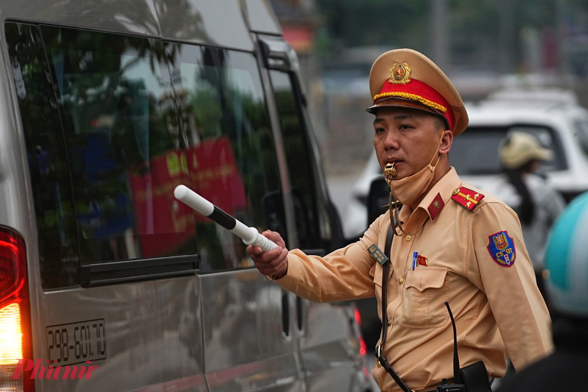Lực lượng chức năng ứng trực, phân luồng, điều tiết và hỗ trợ người dân di chuyển.