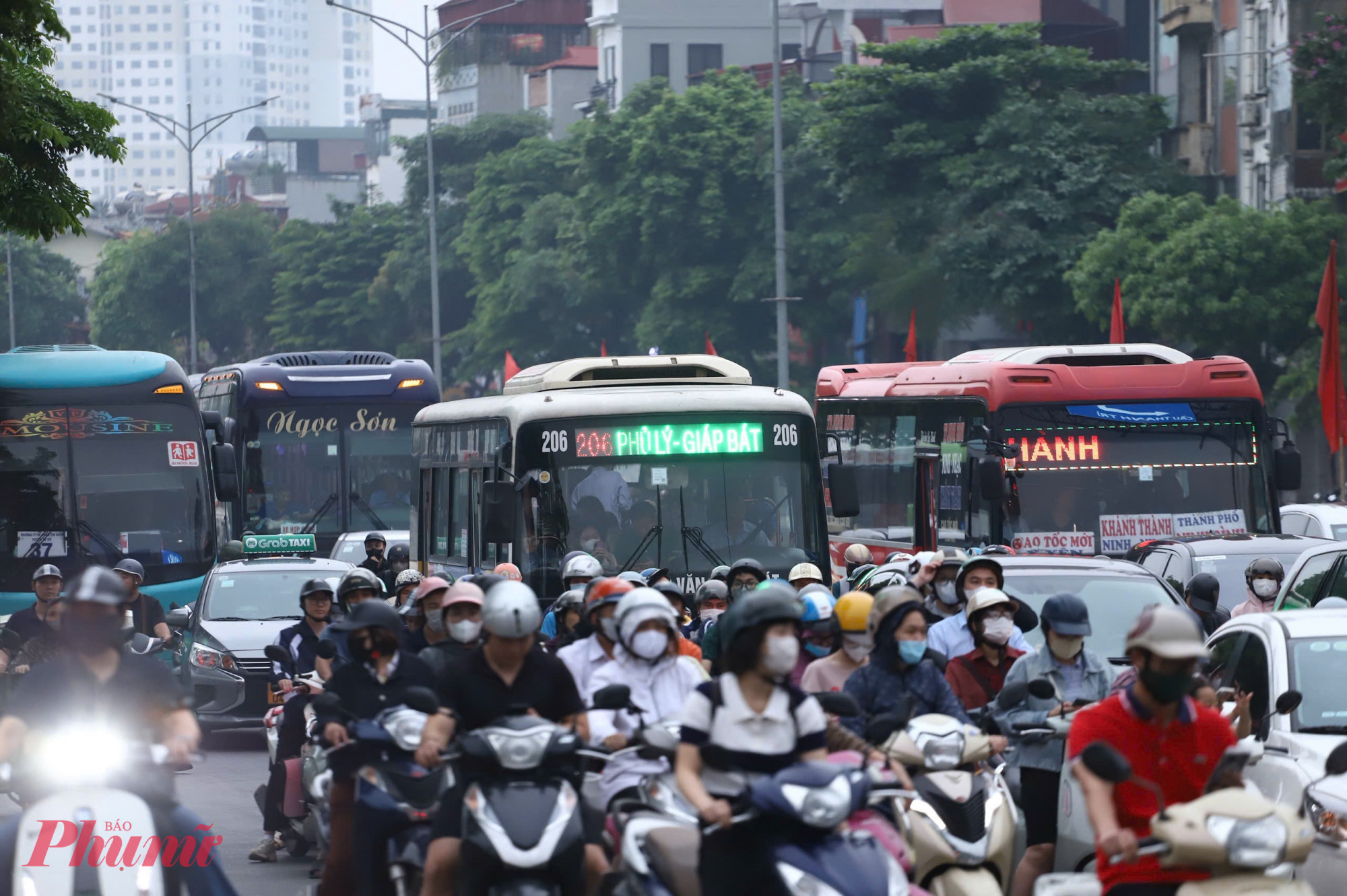Nhiều người dân tranh thủ về quê sớm để tránh cao điểm, nhưng vẫn không tránh khỏi tình trạng đông đúc.