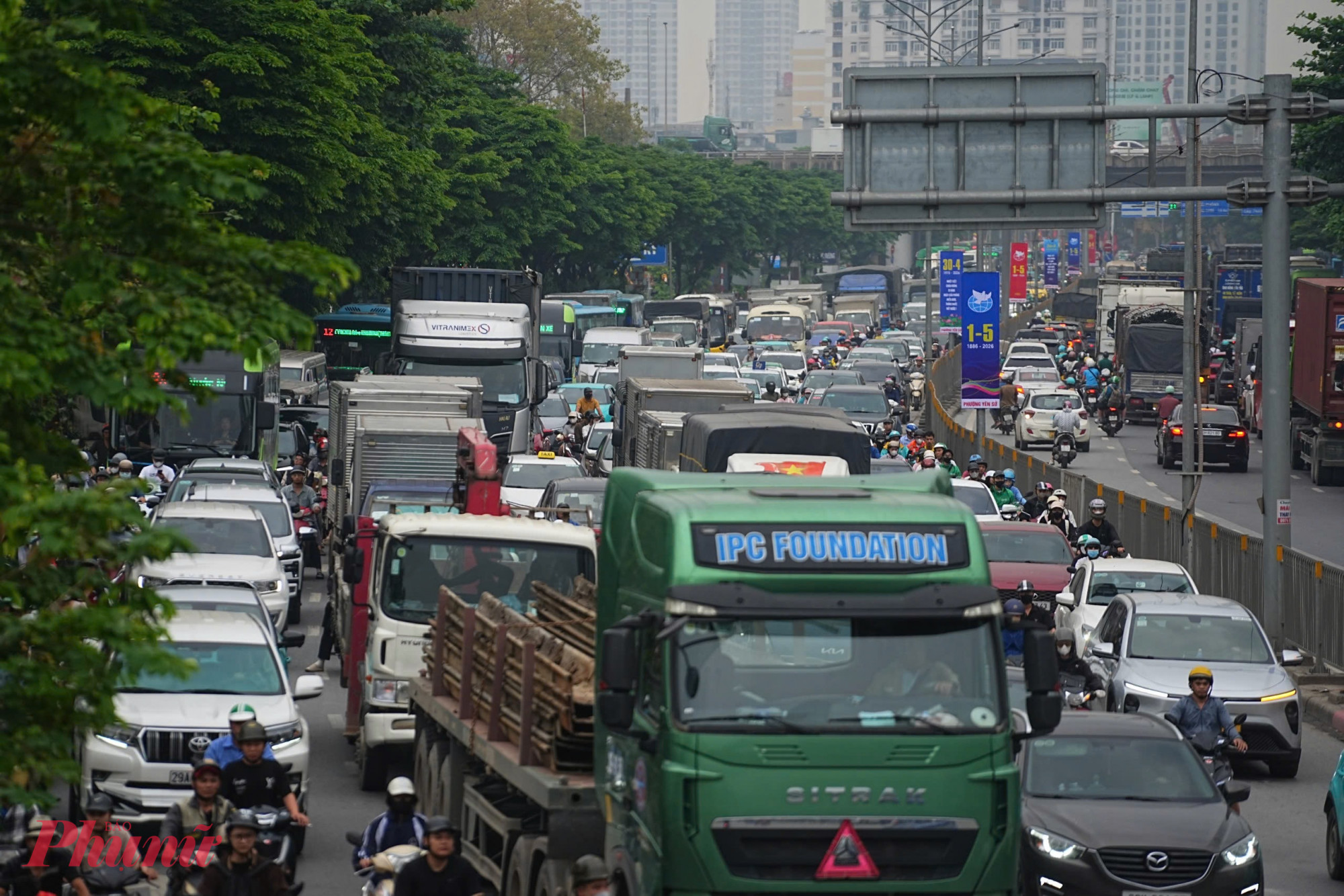 Hàng dài phương tiện cá nhân nối đua nhau di chuyển, theo hướng từ trung tâm thành phố đi ra các phía cửa ngõ.