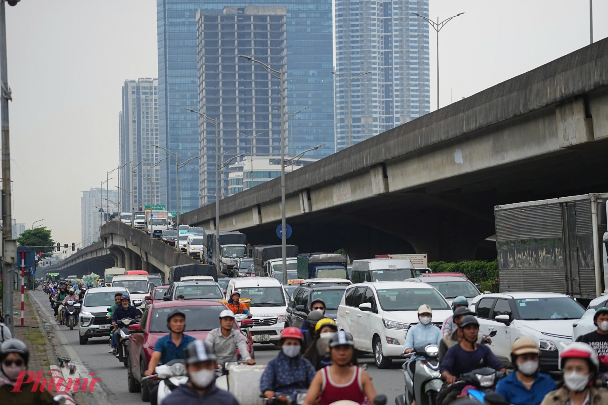 Từ khoảng 15g, người dân ùn ùn đổ về các tuyến đường cửa ngõ của thủ đô.
