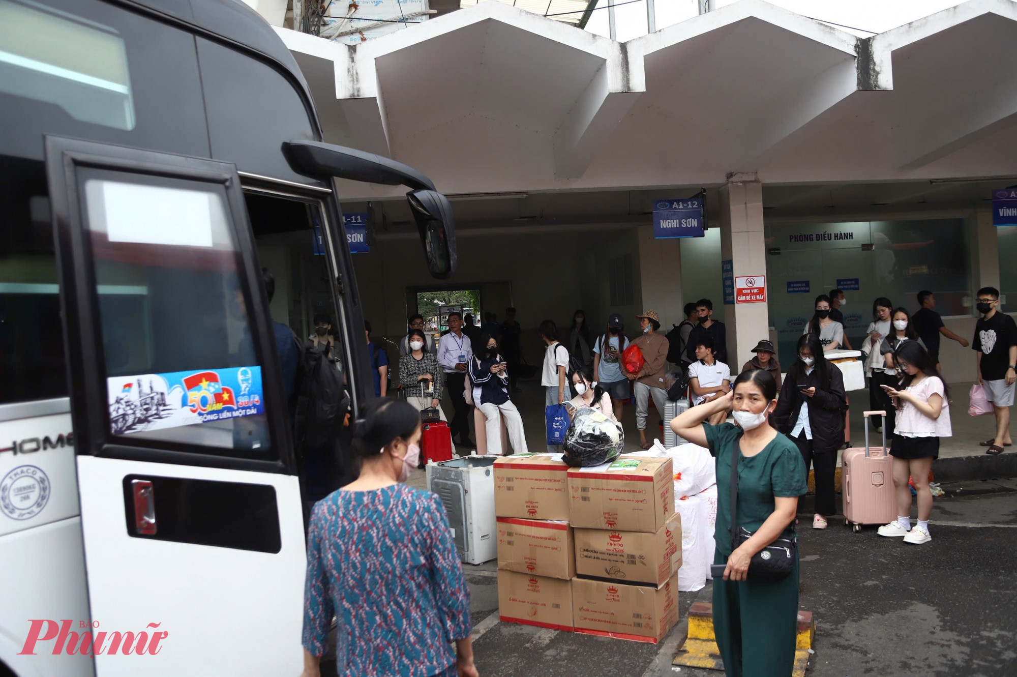 Khu vực phòng chờ, quầy vé và luồng di chuyển trong bến tương đối thông thoáng, hành khách đến bến rải rác theo từng thời điểm.