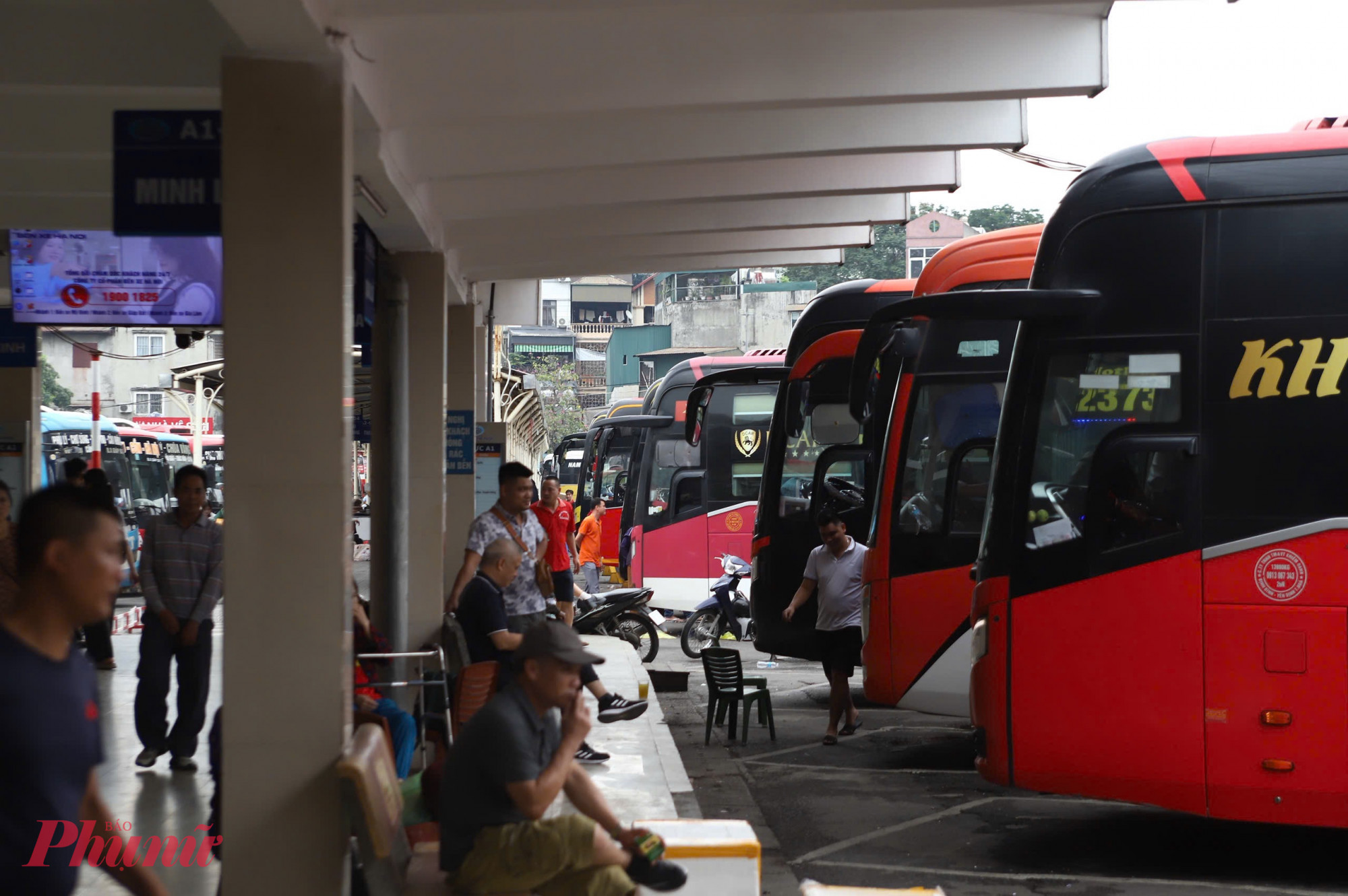 Trái với cảnh đông đúc phía bên ngoài, bên trong bến xe trên địa bàn Hà Nội, lượng hành khách khá vắng, không xuất hiện tình trạng đông đúc như dự báo trước đó. 