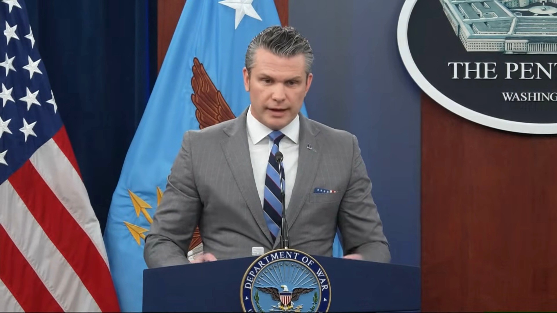 Bộ trưởng Quốc phòng Mỹ Pete Hegseth cho biết việc vận chuyển hàng hóa vẫn đang diễn ra ở eo biển Hormuz, nhưng bị hạn chế và tiềm ẩn nhiều rủi ro - Ảnh: Pentagon