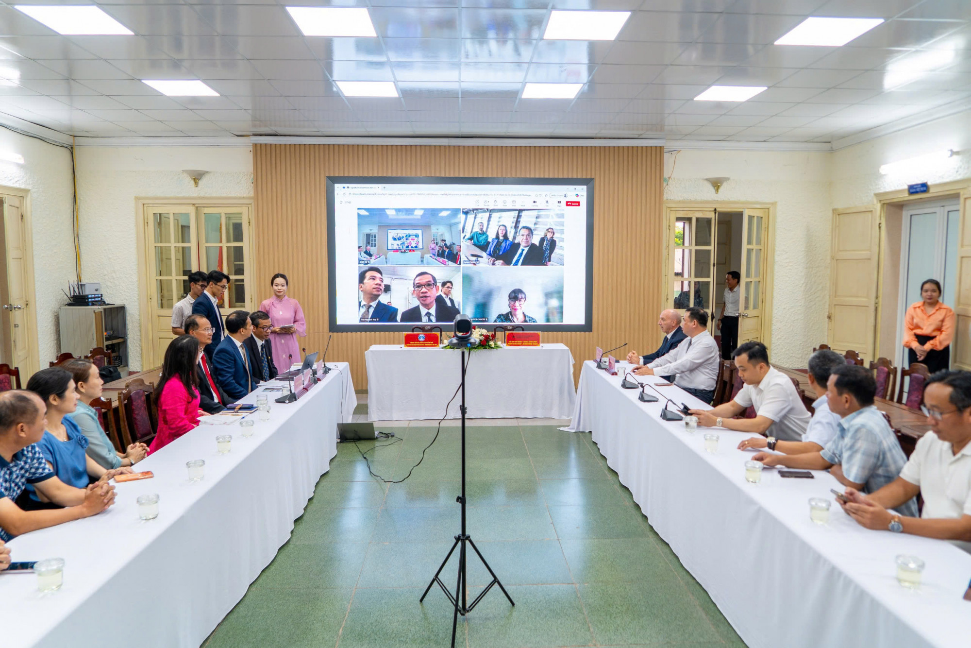 Các đại biểu cùng tham gia Trung tâm Bảo tồn Di tích Cố đô Huế tổ chức lễ ký kết trực tuyến Thỏa thuận hợp tác khoa học và văn hóa với Bảo tàng Quai Branly - Jacques Chirac (Pháp).