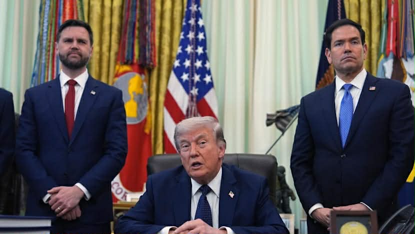 Tổng thống Mỹ Donald Trump phát biểu trong khi Ngoại trưởng Marco Rubio và Phó Tổng thống JD Vance lắng nghe tại Phòng Bầu dục ở Nhà Trắng vào ngày 23/4/2026, tại Washington