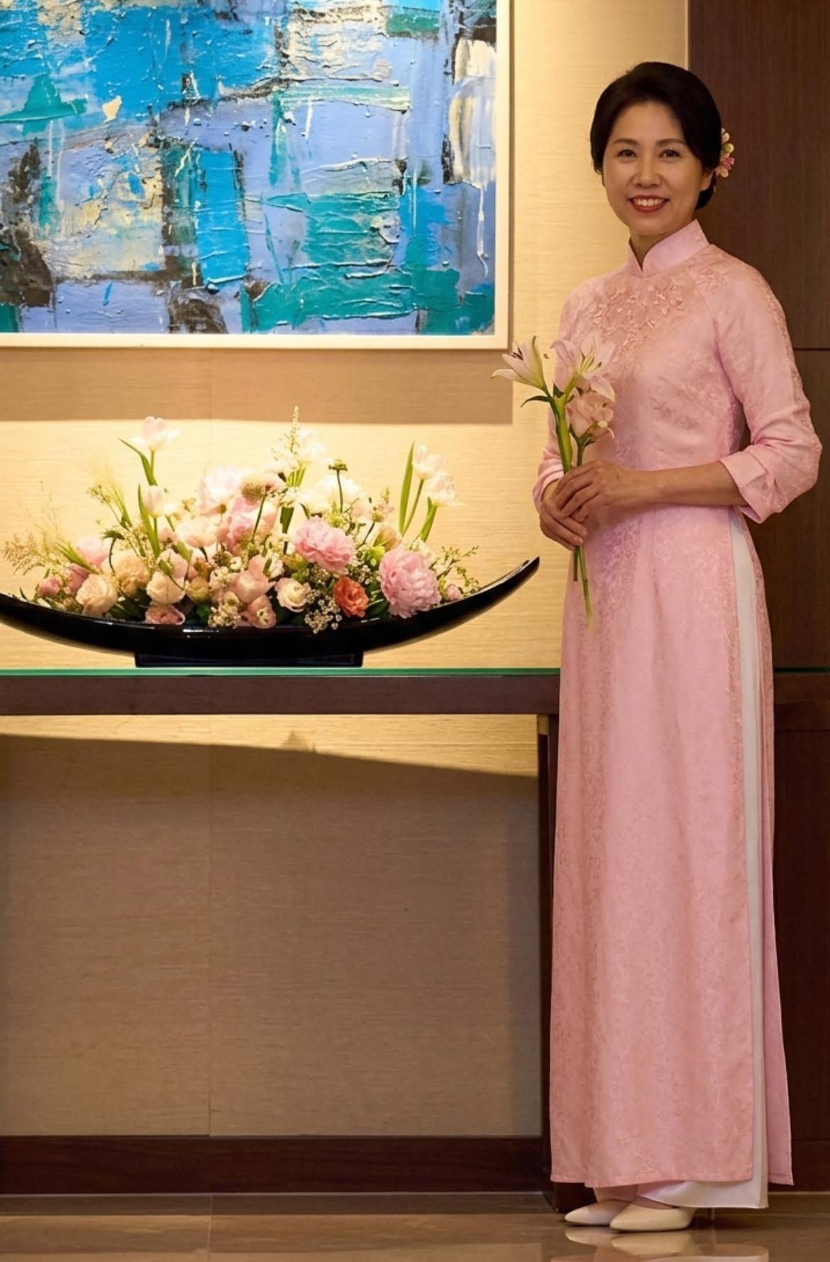 Hình ảnh bà Hae Kyung dịu dàng trong sắc hồng phấn nhanh chóng tạo thiện cảm, trở thành điểm nhấn văn hóa đáng chú ý tại Bảo tàng Dân tộc học Việt Nam - Ảnh: Ảnh: K trendy News