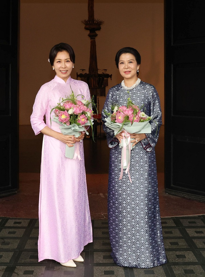 Được biết, áo dài màu hồng là món quà mà Phu nhân Tổng Bí thư , Chủ tịch nước - bà Ngô Phương Ly gửi tặng phu nhân tổng thống Hàn Quốc - Ảnh: News1