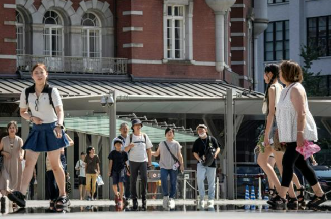  chính quyền thành phố đang khuyến khích nhân viên mặc quần đùi đi làm để giảm sự phụ thuộc vào điều hòa không khí