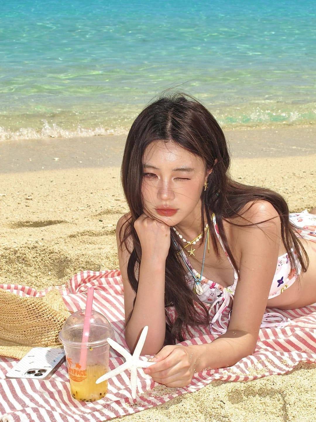 Kiểu tạo dáng nằm trên cát với nhiều phụ kiện mang tinh thần biển cả giúp chị em có được bức ảnh sống ảo cực 'deep' - Ảnh: Pinterest