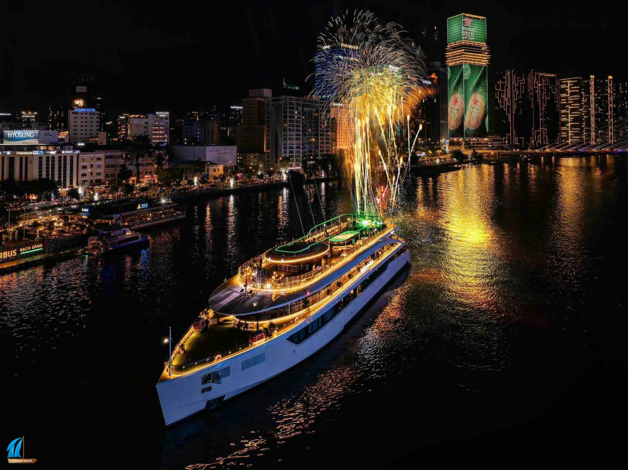 Trải nghiệm ngồi du thuyền trên sông Sài Gòn ngắm pháo hoa được nhiều cặp đôi yêu thích - Ảnh: 
