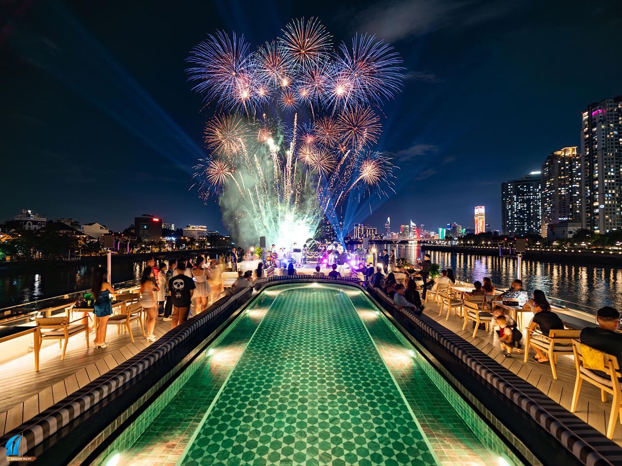 Các cặp đôi có thể thưởng thức bữa tối và ngắm pháo hoa trên du thuyền - Ảnh: Sài Gòn Princess