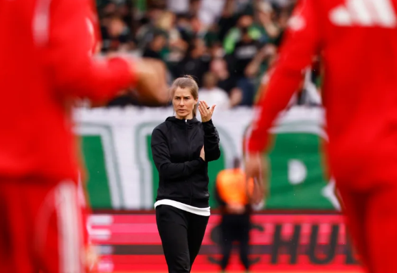 Marie-Louise Eta đã làm nên lịch sử khi cô trở thành người phụ nữ đầu tiên huấn luyện một đội nam ở 5 giải đấu hàng đầu châu Âu 