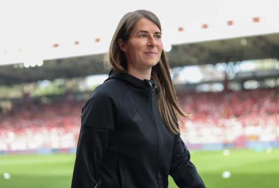 Một người hâm mộ Union Berlin giơ một tấm biển gọi Eta là Fußballgöttin! (nữ thần bóng đá). Hình ảnh Maja Hitij / Getty