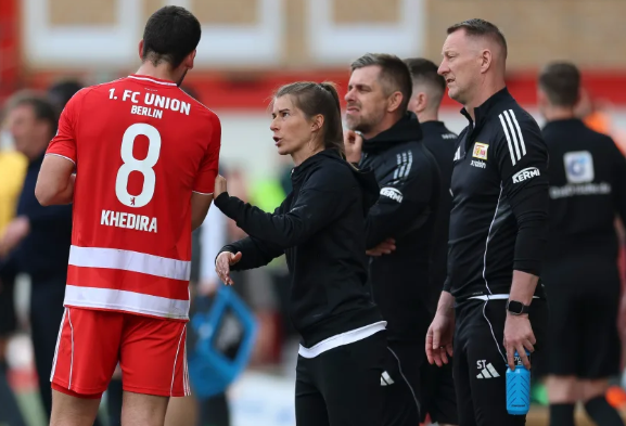 Eta nói chuyện với Rani Khedira trong trận đấu tại Bundesliga với Wolfsburg. Hình ảnh Maja Hitij / Getty