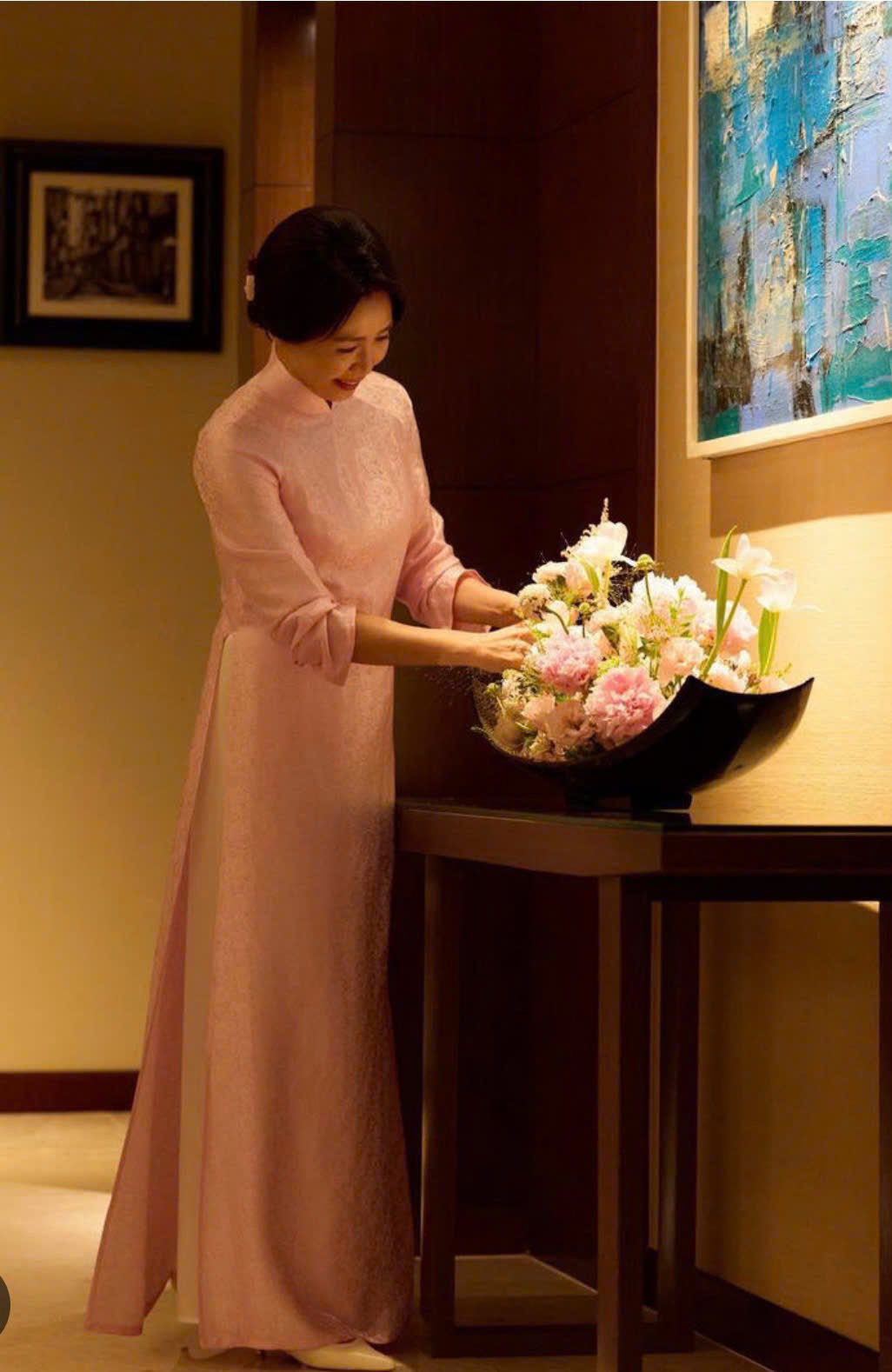 Kim Hae Kyung ghi lại khoảnh khắc đáng nhớ trong tà áo dài Việt - Ảnh: K trendy News