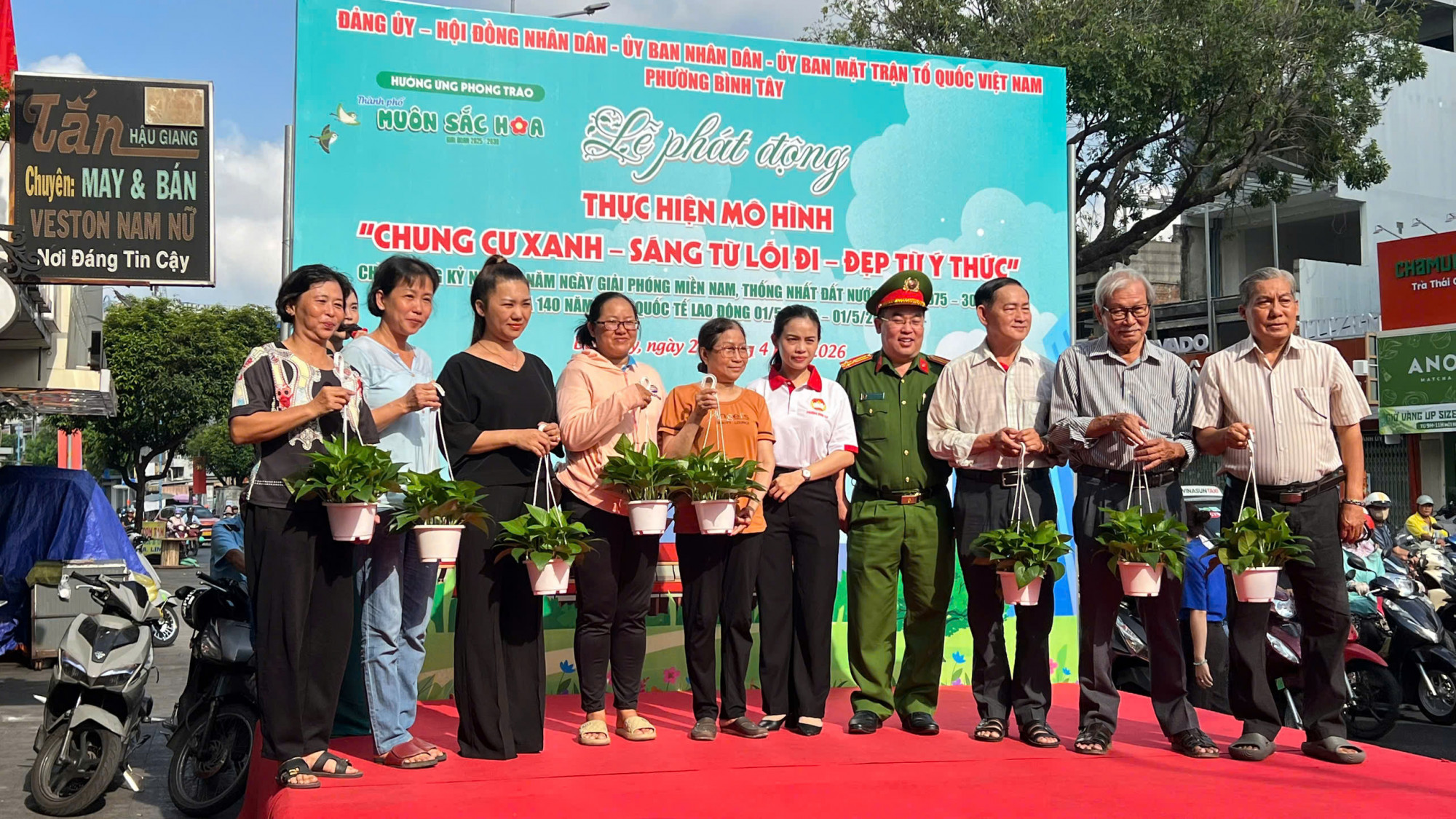 Lãnh đạo phường tặng cây xanh cho người dân - Ảnh: Hội LHPN phường