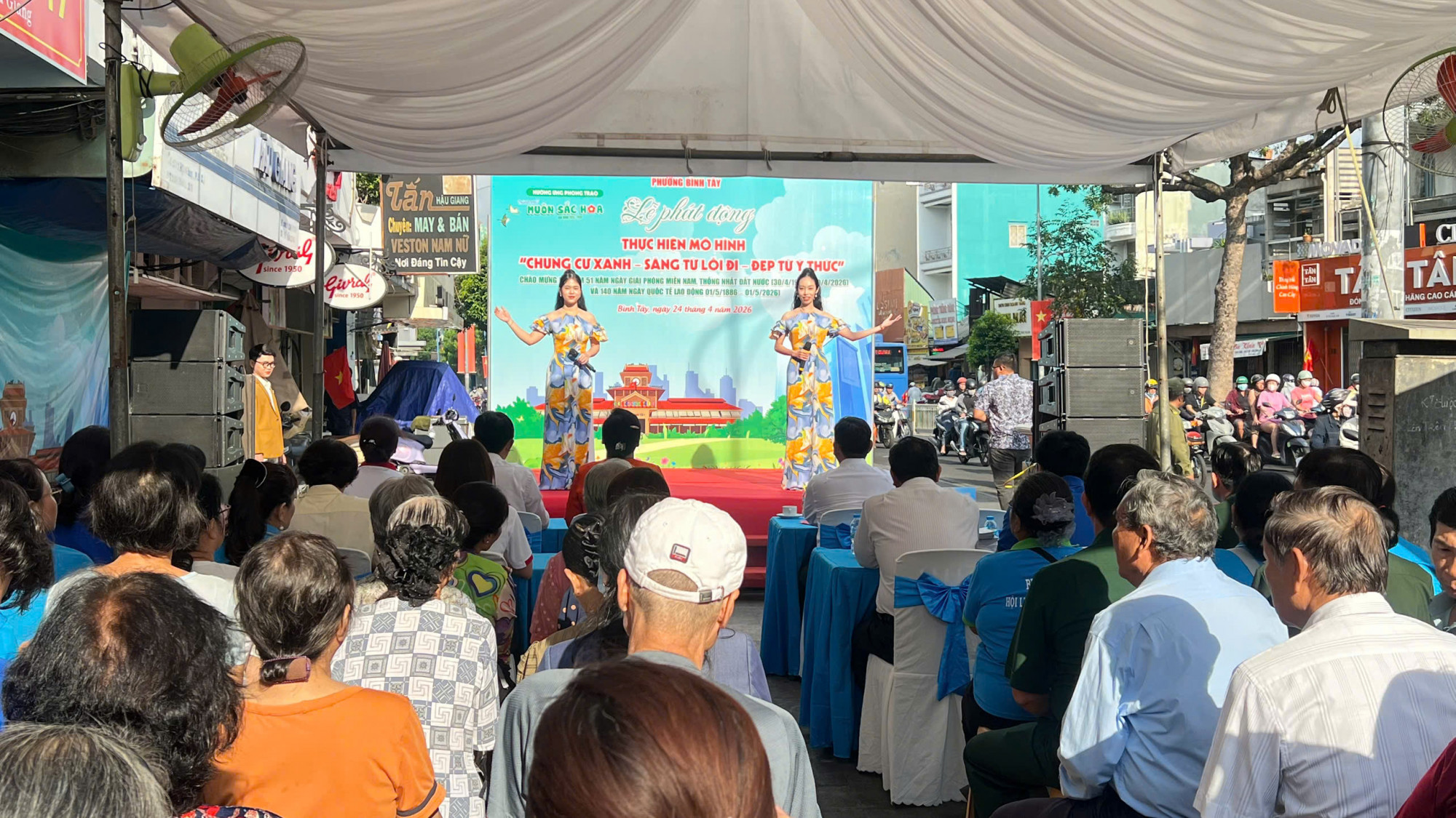 Đảng ủy - HĐND - UBND - Ủy ban MTTQ Việt Nam phường Bình Tây, TPHCM tổ chức Lễ phát động thực hiện mô hình “Chung cư xanh - Sáng từ lối đi - Đẹp từ ý thức” -Ảnh: Hội LHPN phường