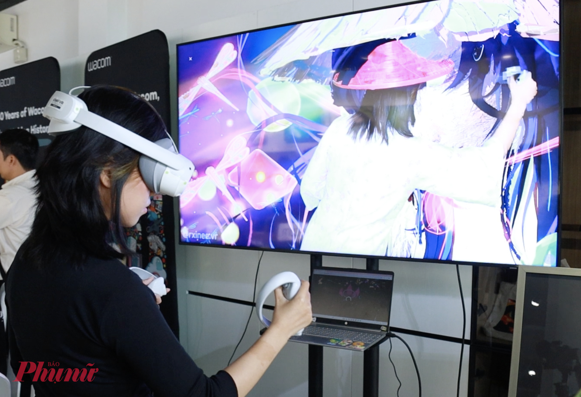 Nhiều sinh viên háo hức trải nghiệm lớp học trên không gian số - Ảnh: Nguyễn Loan