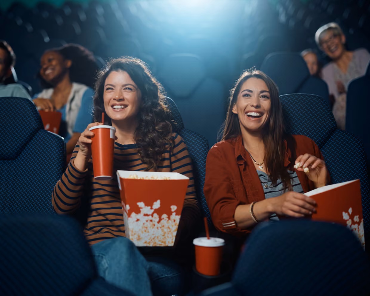 Đi xem phim đã trở thành một cách phổ biến để thế hệ Z (sinh từ 1997 – 2012) kết nối với bạn bè - Ảnh: Drazen Zigic/Getty Images