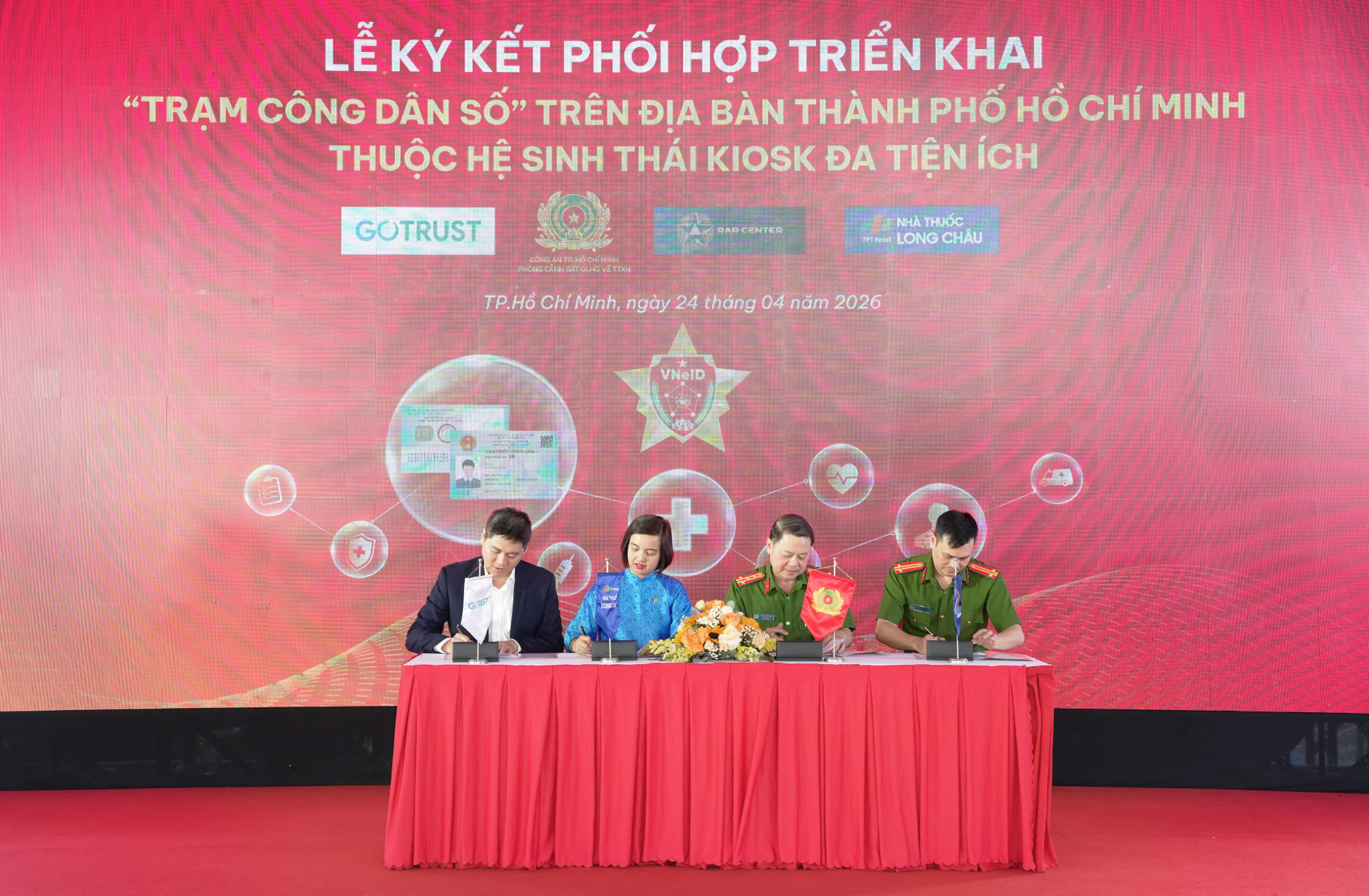 Đại diện các đơn vị ký kết phối hợp triển khai Trạm công dân số trên địa bàn TPHCM