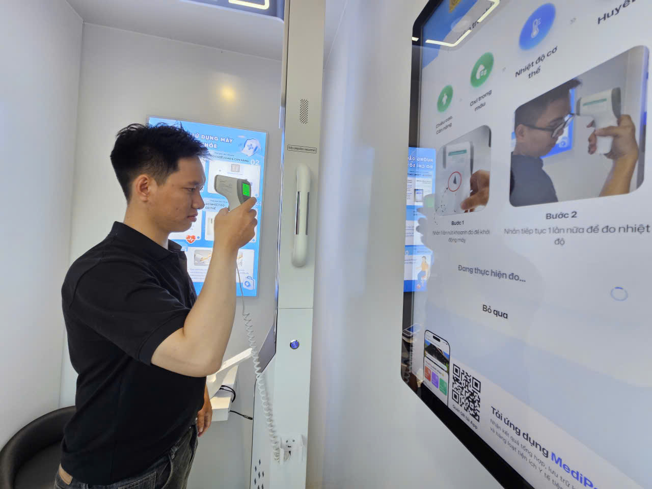 Tại Trạm công dân số, người dân kiểm tra huyết áp, cân nặng, thân nhiệt,... sau đó được bác sĩ tư vấn sức khỏe tại chỗ