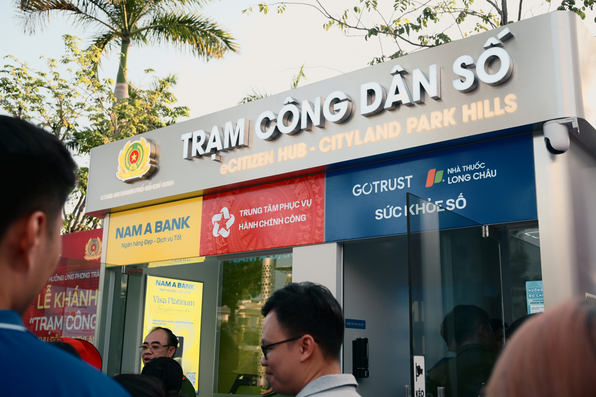 Người dân có thể thực hiện các thủ tục trực tuyến, kiểm tra sức khỏe, thanh toán ngân hàng,... tại trạm