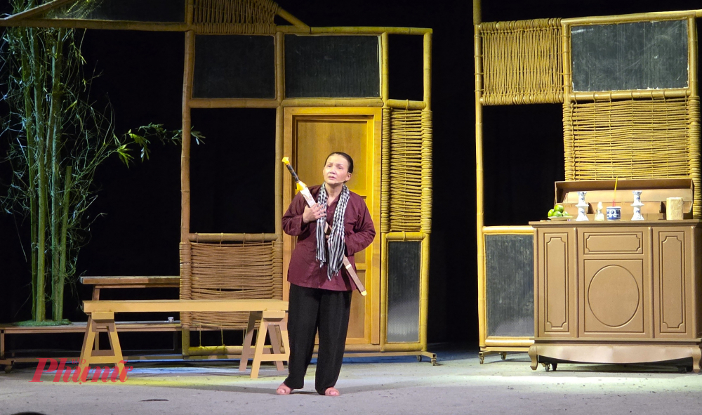 Thanh gươm và bà mẹ là câu chuyện giàu tính biểu tượng