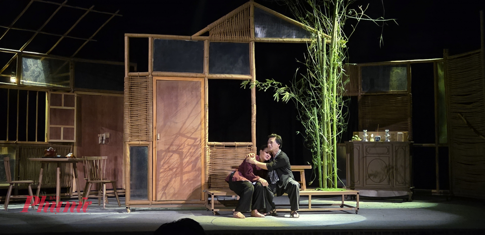 Thiết kế cảnh trí đầy ấn tượng trong vở.