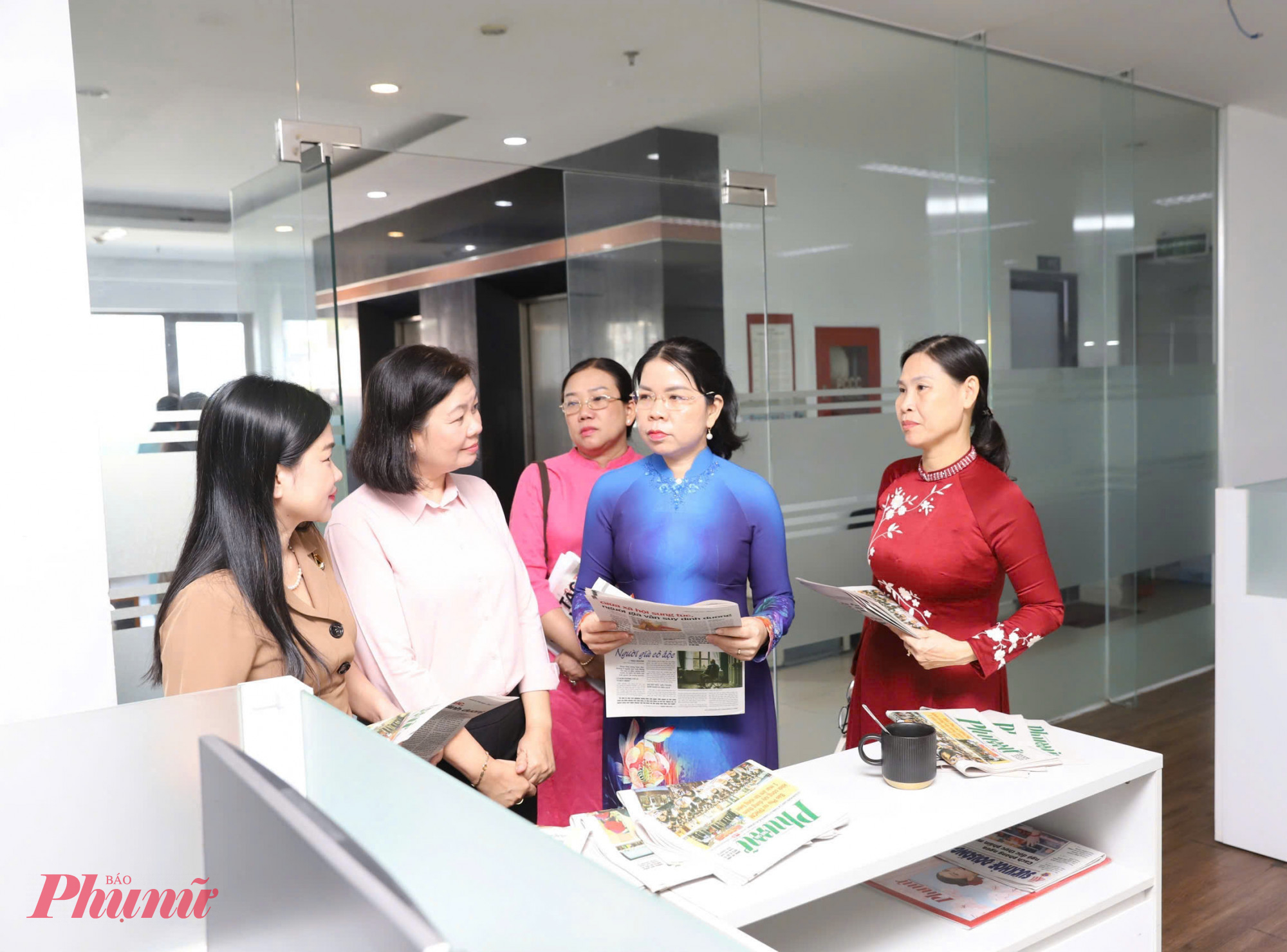 Đoàn công tác Hội LHPN TPHCM tham quan tòa soạn Báo Phụ nữ TPHCM