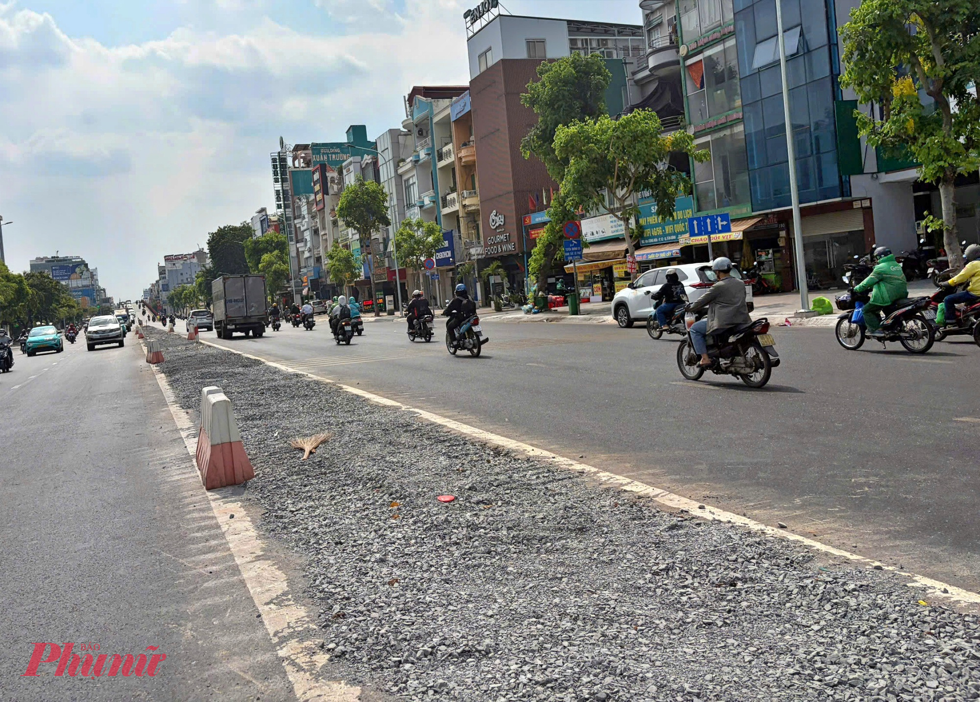 Dự kiến, toàn bộ hạng mục sẽ hoàn thành vào đầu tháng 5/2026. Sau đó, cơ quan chức năng sẽ công bố phương án tổ chức giao thông mới trên toàn tuyến, hướng tới mục tiêu giảm ùn tắc một cách bền vững hơn.