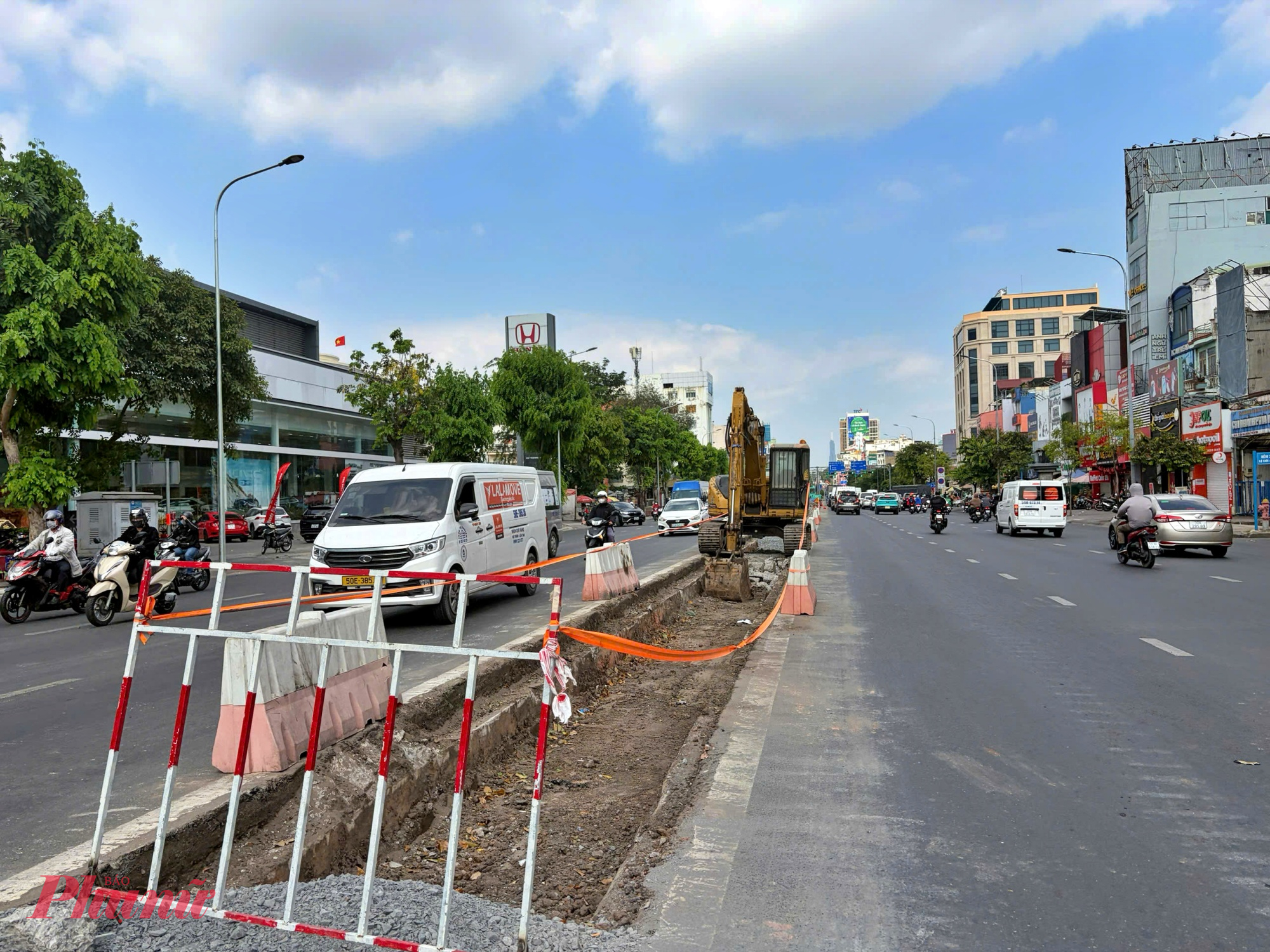 Riêng đoạn từ cầu vượt Hoàng Hoa Thám đến đường Út Tịch, công tác tháo dỡ vẫn đang được triển khai. Để hạn chế ảnh hưởng đến giao thông, các hạng mục thi công chủ yếu diễn ra vào ban đêm, tranh thủ thời điểm lưu lượng xe thấp.