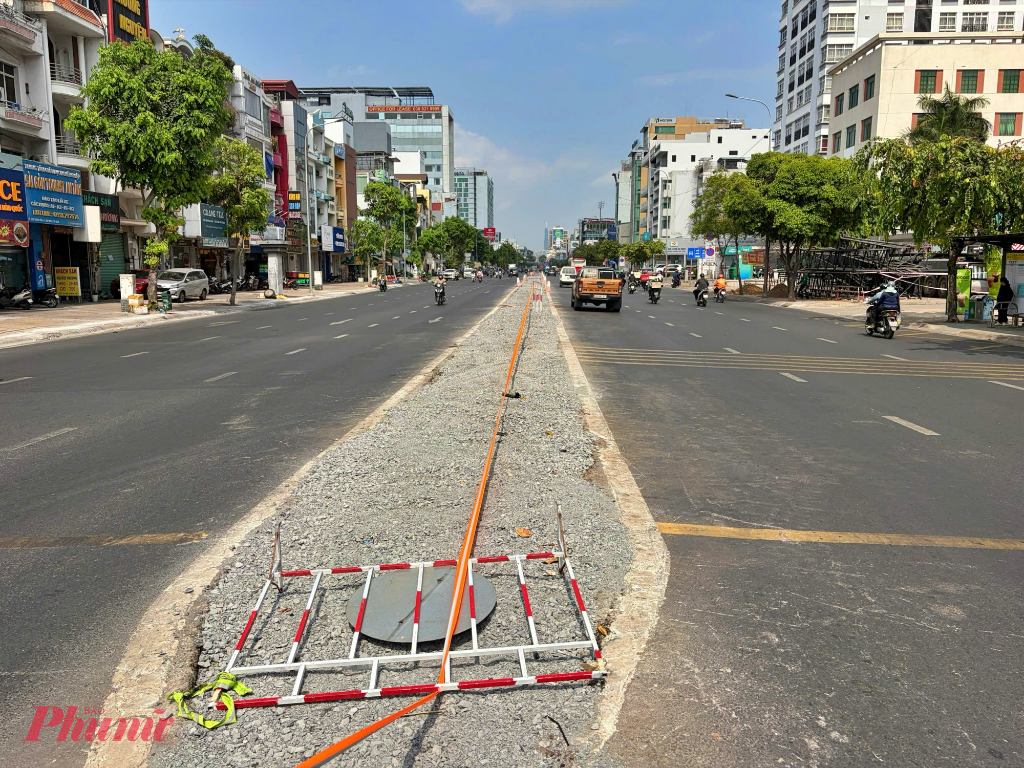 Việc phá bỏ dải phân cách là phương án do Trung tâm Quản lý Giao thông - Hạ tầng kỹ thuật (thuộc Sở Xây dựng TPHCM) triển khai, với mục tiêu tối ưu hóa từng mét vuông mặt đường trong bối cảnh hạ tầng hiện hữu đã quá tải.