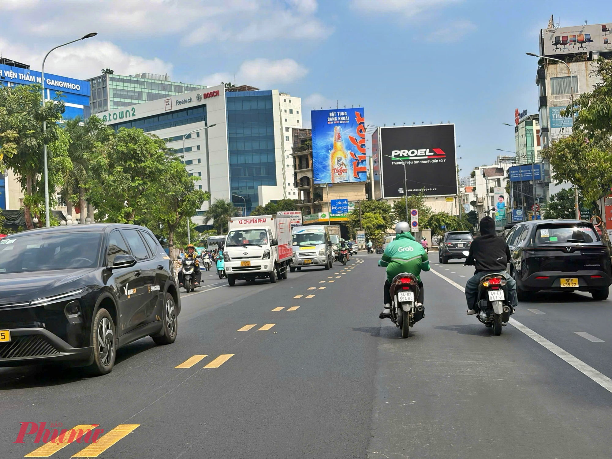 Những ngày qua, diện mạo tuyến đường Cộng Hòa - trục giao thông huyết mạch dẫn vào sân bay Tân Sơn Nhất đang có những thay đổi rõ rệt. Hiện dải phân cách cứng dài 3km trên đường Cộng Hòa đang được các đơn vị chức năng khẩn trương tháo dỡ. 