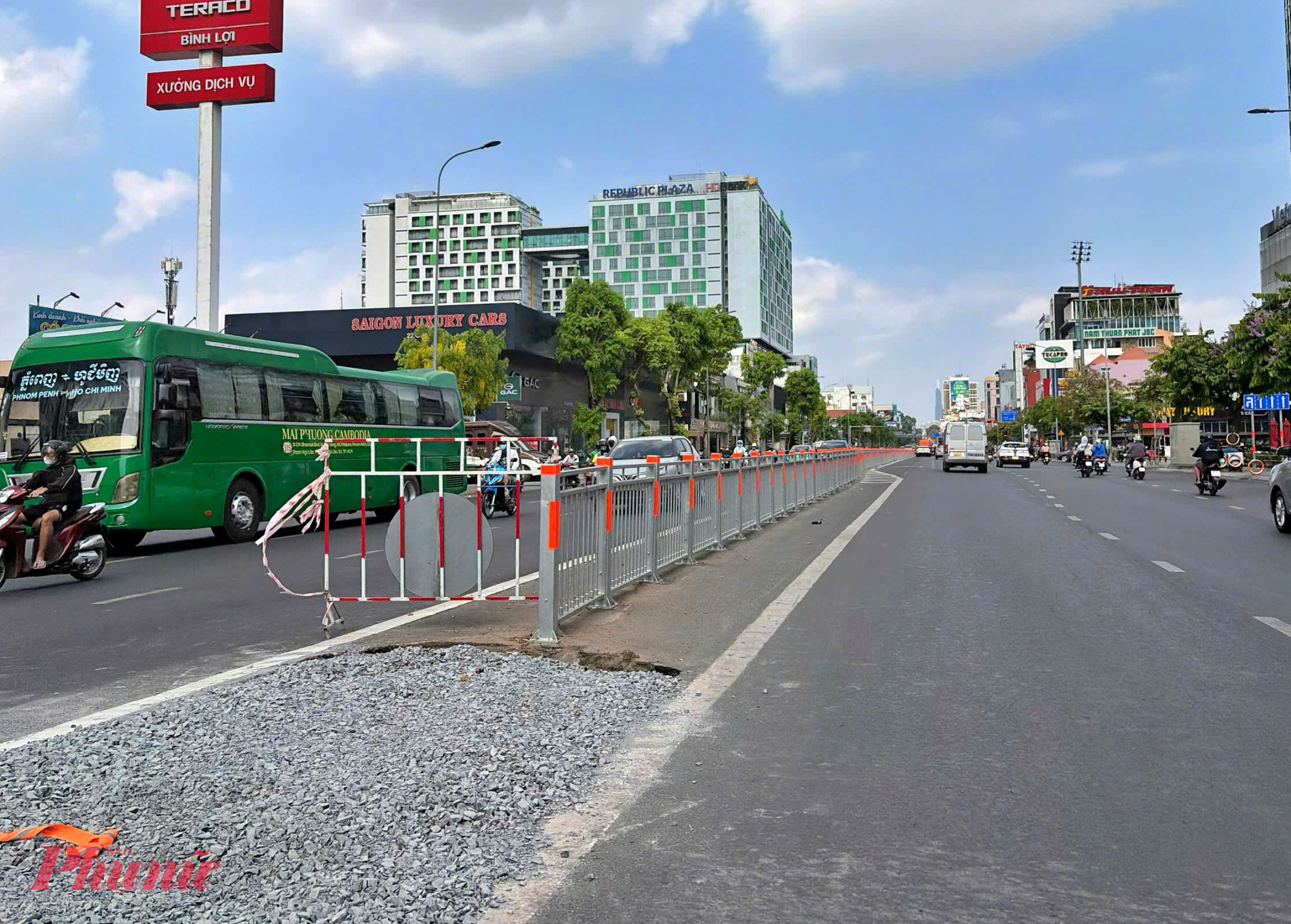 Thay thế cho dải phân cách và mảng xanh là lớp đá dăm được lu lèn, chuẩn bị cho việc thảm nhựa. 