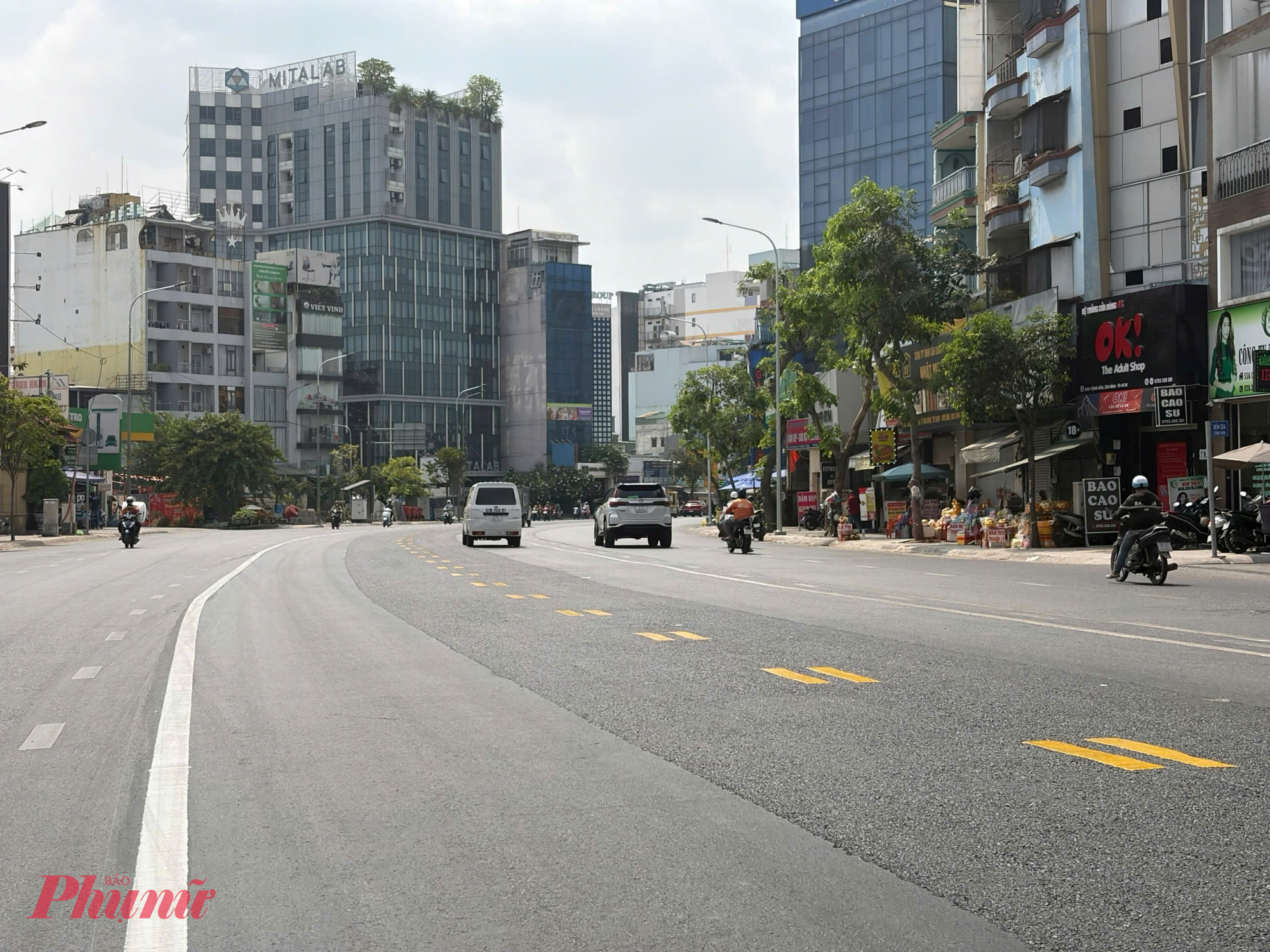 Đoạn từ cầu vượt Hoàng Hoa Thám đến gần đường C12 đã cơ bản hoàn tất việc thảm nhựa và sơn kẻ vạch. Mặt đường trở nên thông thoáng, giúp phương tiện lưu thông thuận lợi hơn, giảm đáng kể tình trạng ùn ứ kéo dài trước đó.