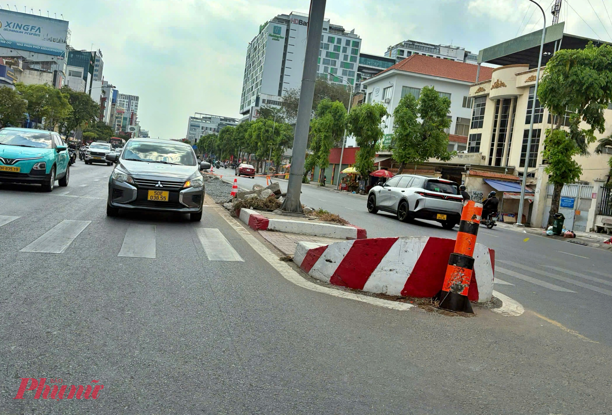 Với chiều dài hơn 3km, kết nối cửa ngõ Tây Bắc vào sân bay và trung tâm thành phố, đường Cộng Hòa từ lâu đã trở thành “điểm nóng” ùn tắc. 