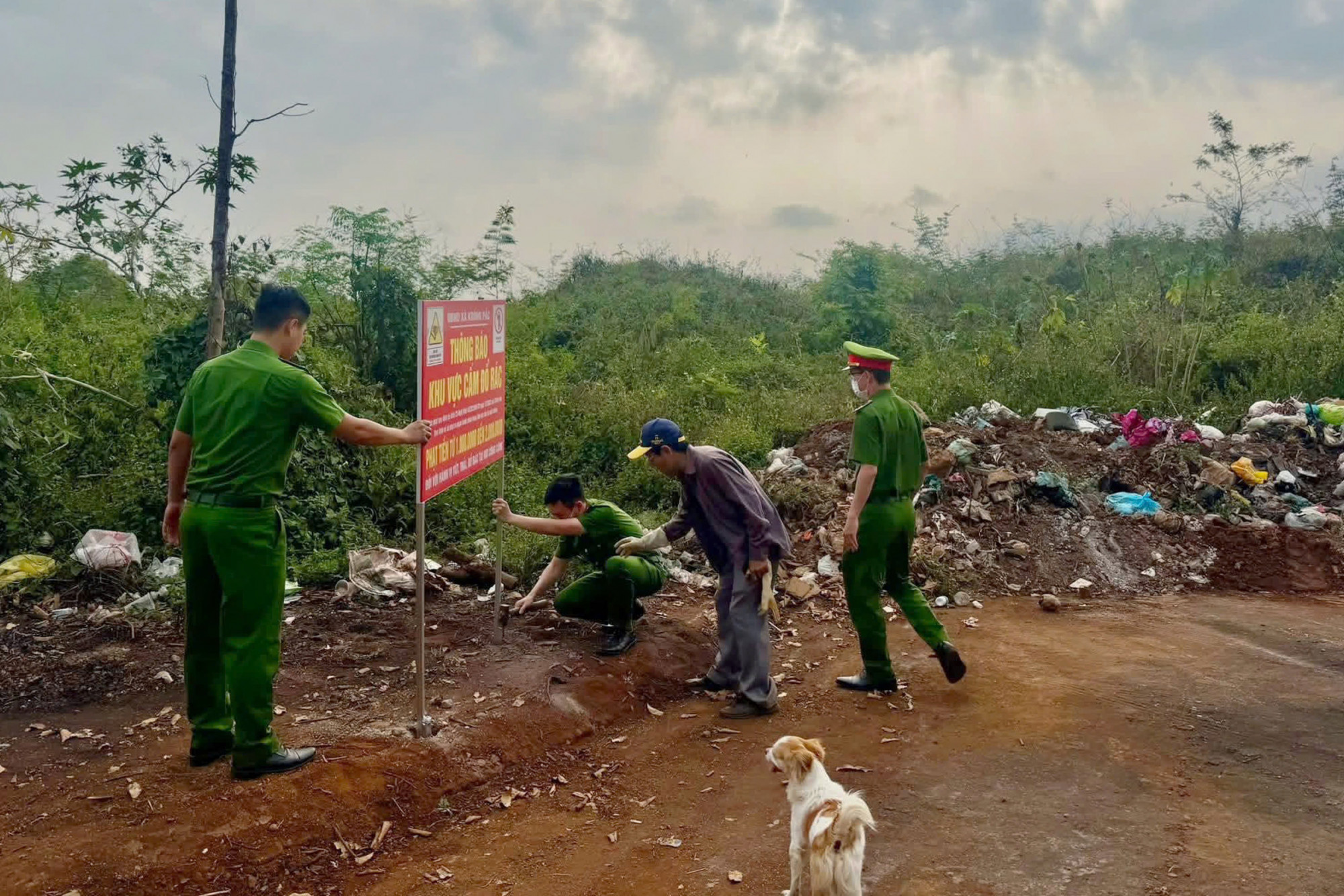 Lực lượng công an cắm biển cấm đổ rác - ảnh: C.N.