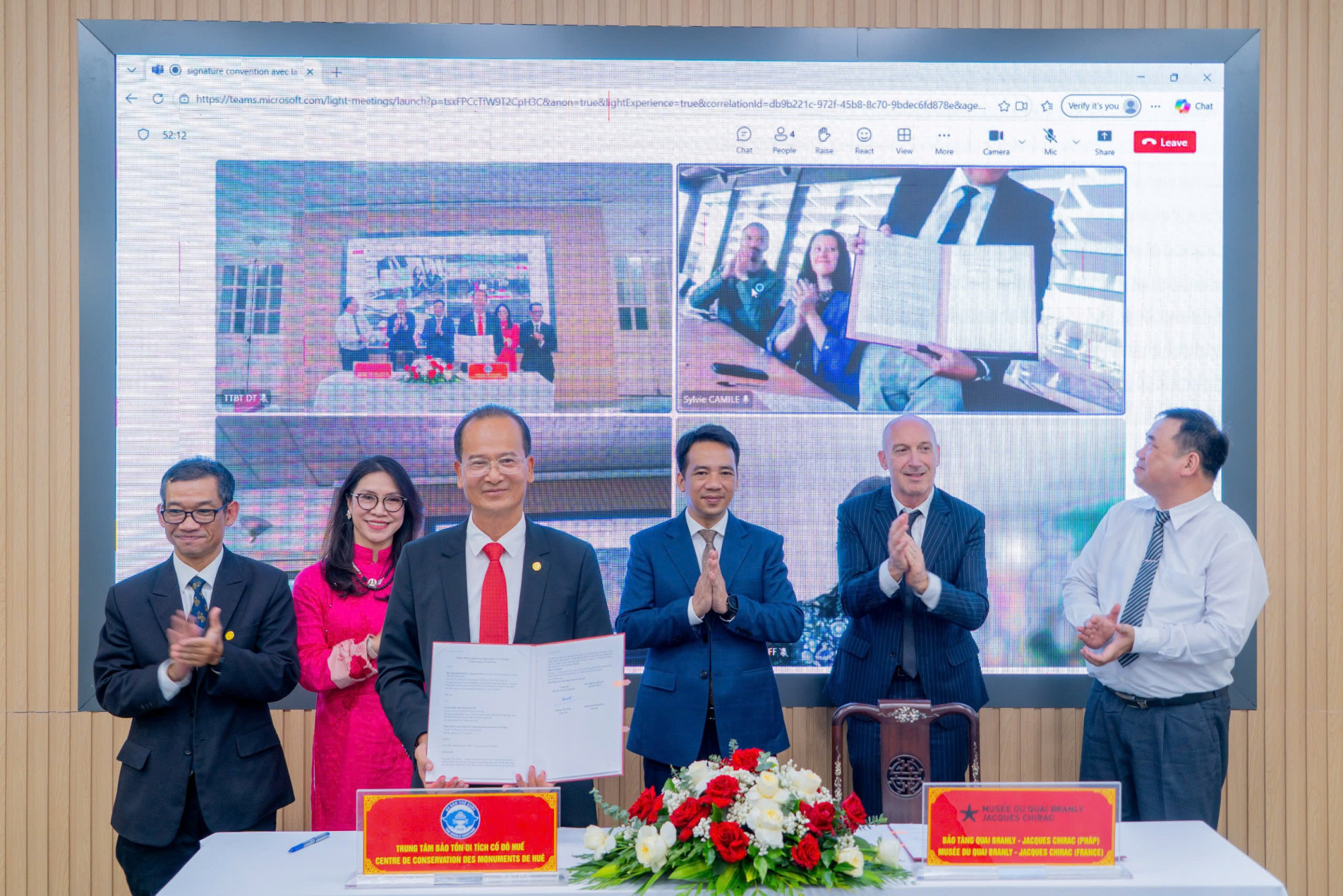 ông Hoàng Việt Trung- Giám đốc Trung tâm Bảo tồn di tích cố đô Huế tiếp nhận tài liệu quý hiếm do  101 bức ảnh và 38 tác phẩm đồ họa về Hoàng thành Huế – An Nam