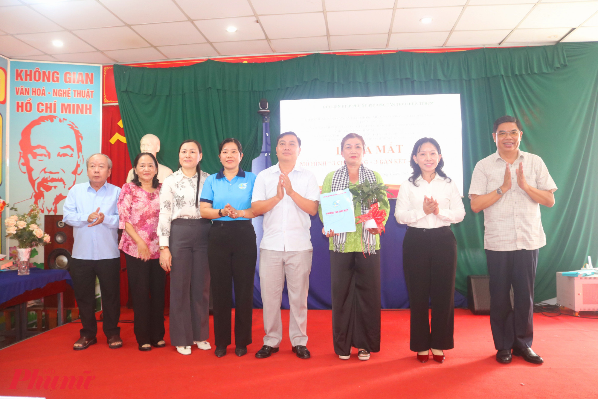 Chị Đỗ Thị Tâm Tuyền – Chi hội trưởng Chi hội Phụ nữ khu phố 67, phường Tân Thới Hiệp (thứ 3, từ phải qua) – nhận quyết định thành lập mô hình - Ảnh: Thảo Nguyên