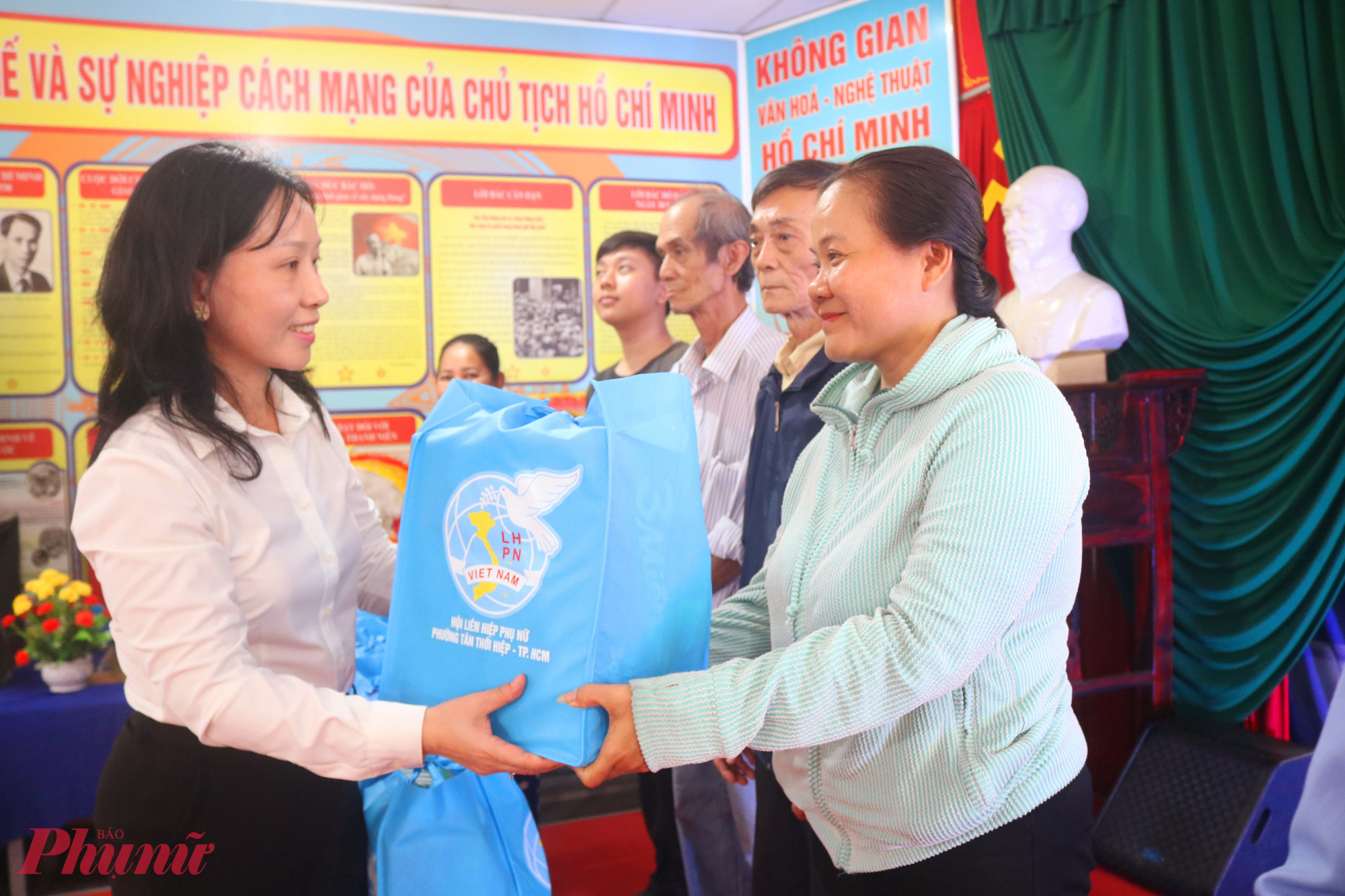 Bà Huỳnh Thị Thúy Phương – Phó chủ tịch Hội LHPN TPHCM – trao quà từ gian hàng “0 đồng” cho các chị em có hoàn cảnh khó khăn - Ảnh: Thảo Nguyên